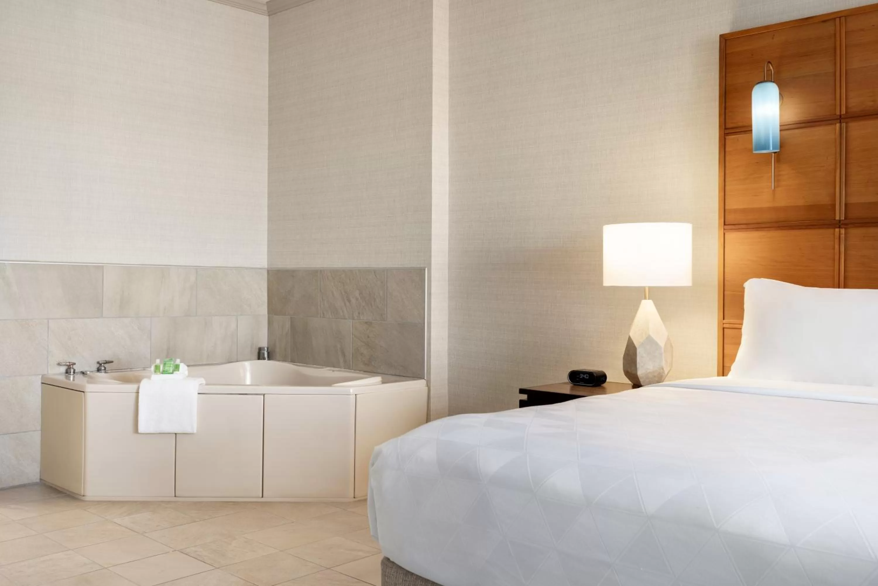 Bedroom, Bed in Holiday Inn & Suites Ocean City by IHG