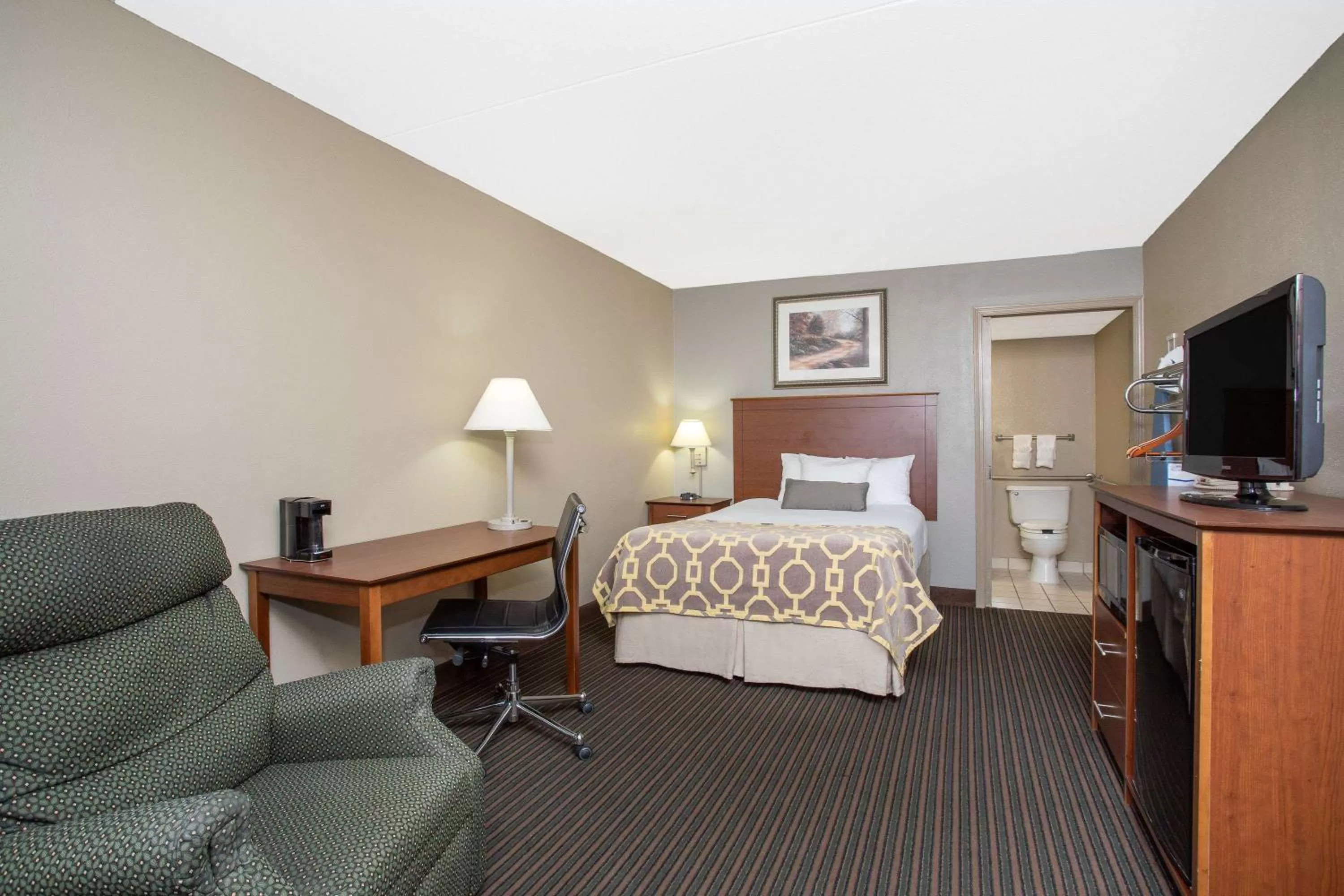 Photo of the whole room, Bed in Baymont by Wyndham Hays