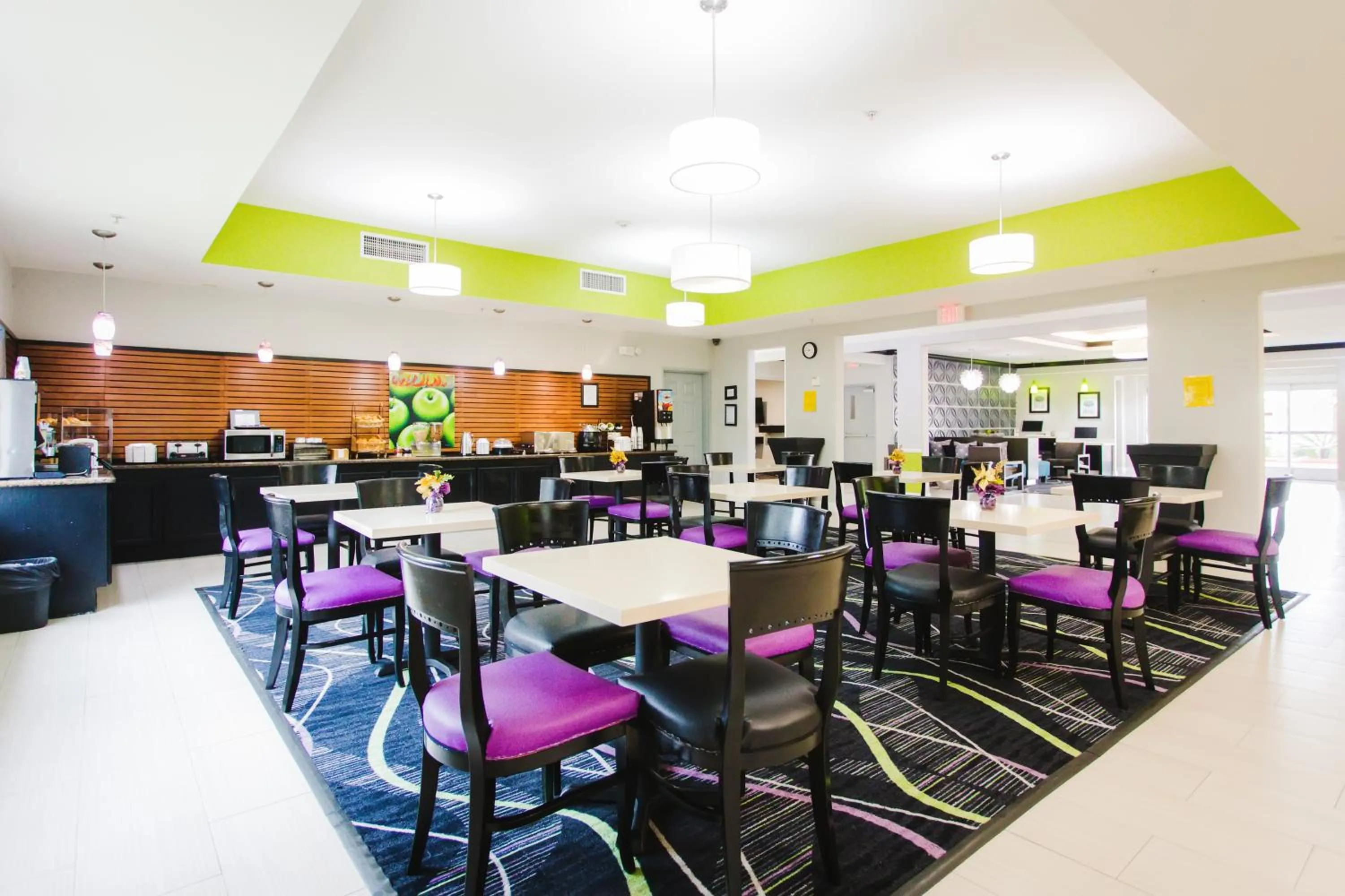 American breakfast in Palacio Royale Inn Signature Katy