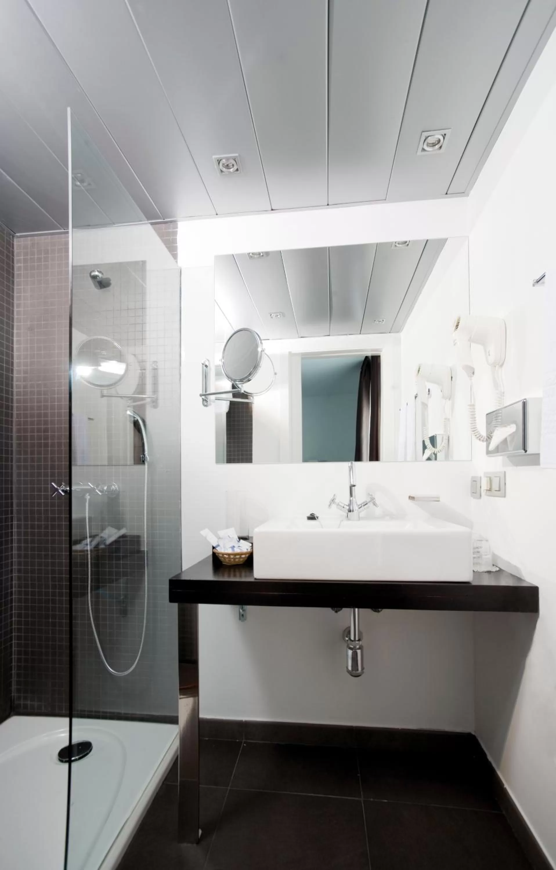 Family Room (2 Adults + 2 Children) in Occidental Santa Cruz Contemporáneo