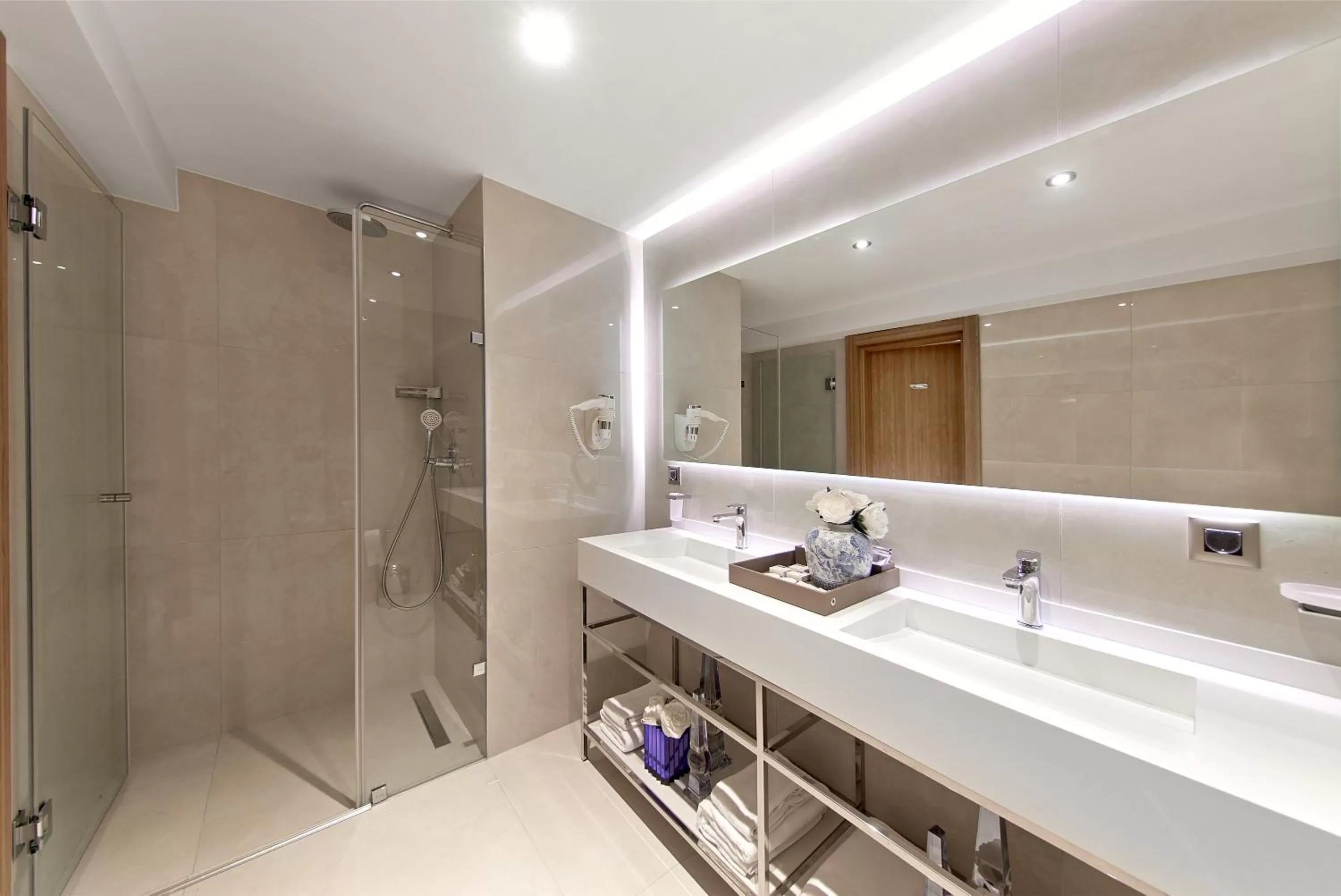 Bathroom in Lady Diana Hotel