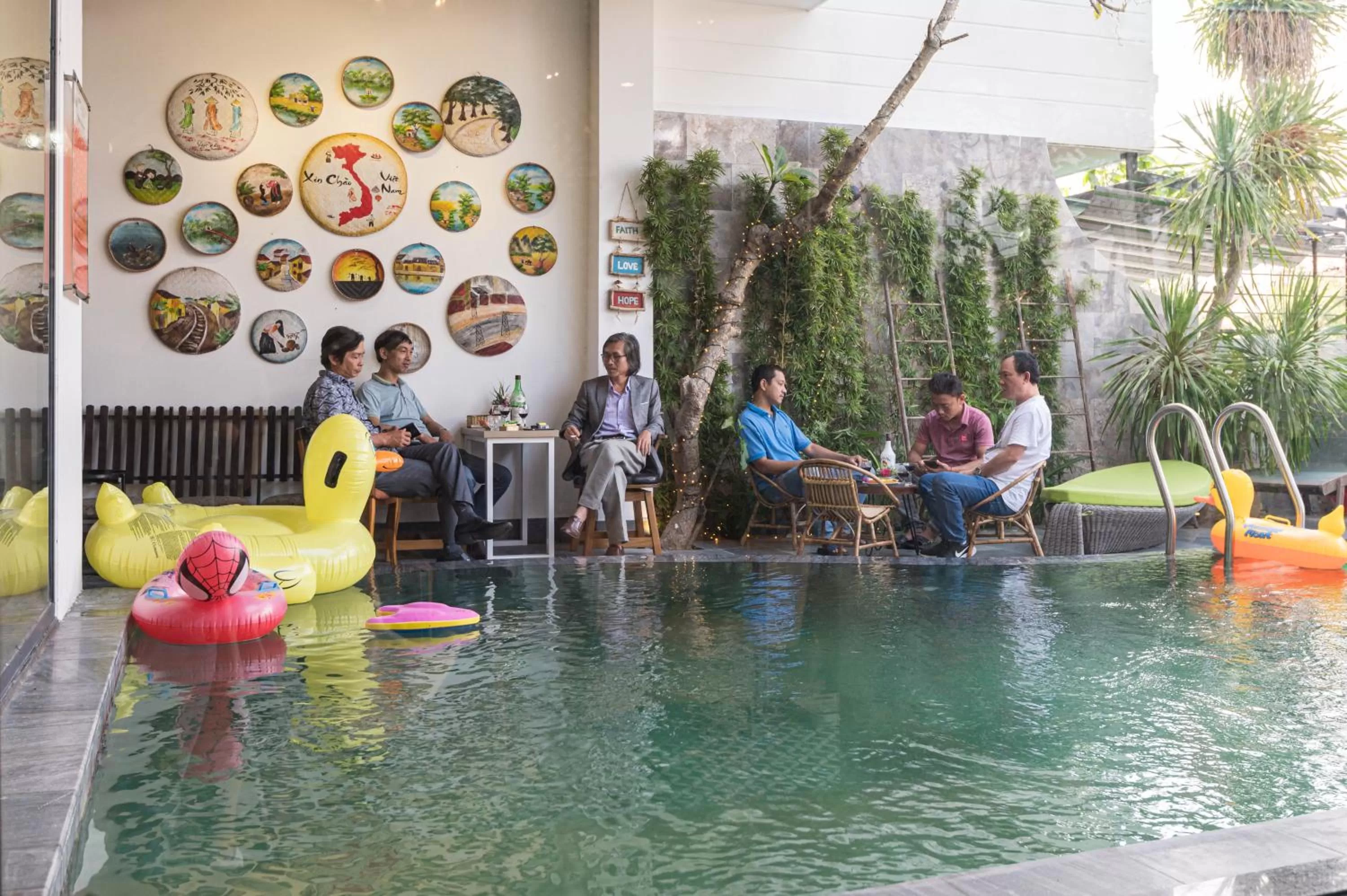 Restaurant/places to eat in Hoang Trinh Hotel