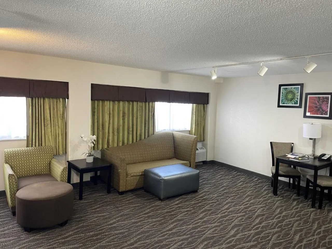 Queen Suite with Two Queen Beds - Non Smoking in Comfort Inn Downtown Charleston