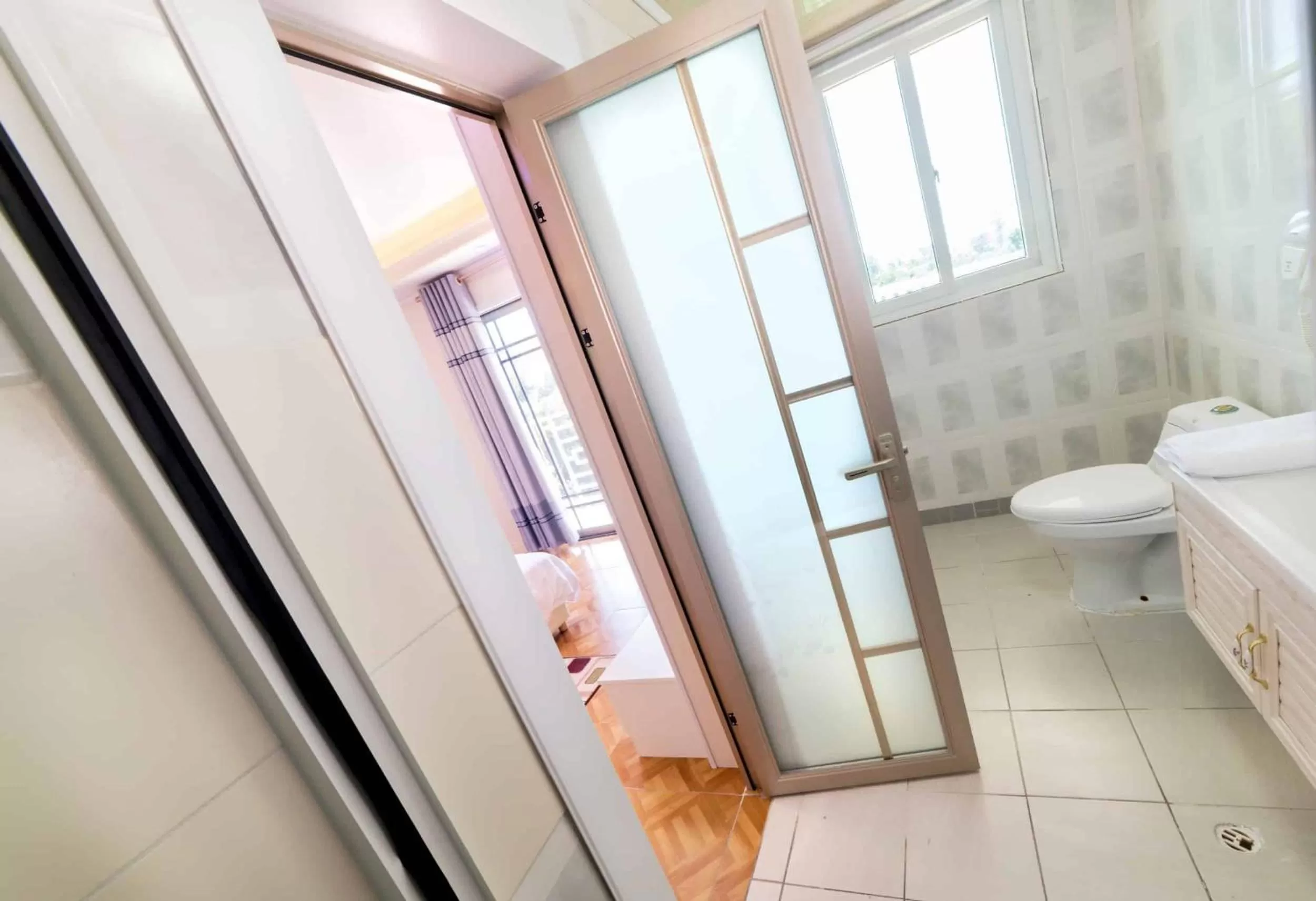 Toilet, Bathroom in Riverside Hotel