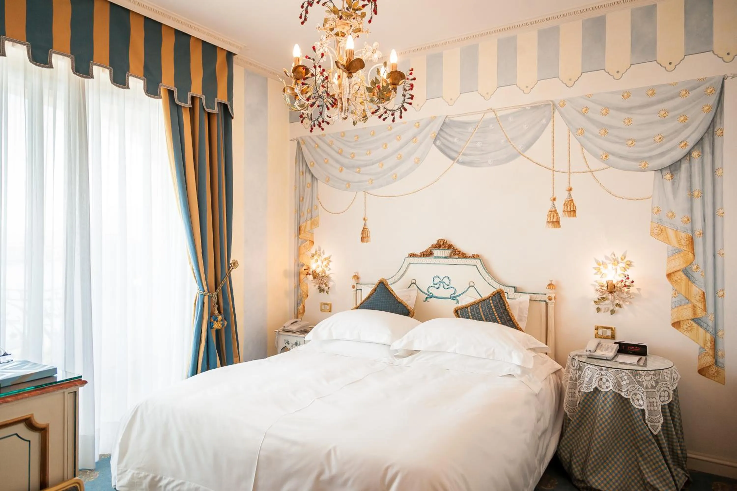 Lake view, Bed in Villa e Palazzo Aminta - A Leading Hotel of The World