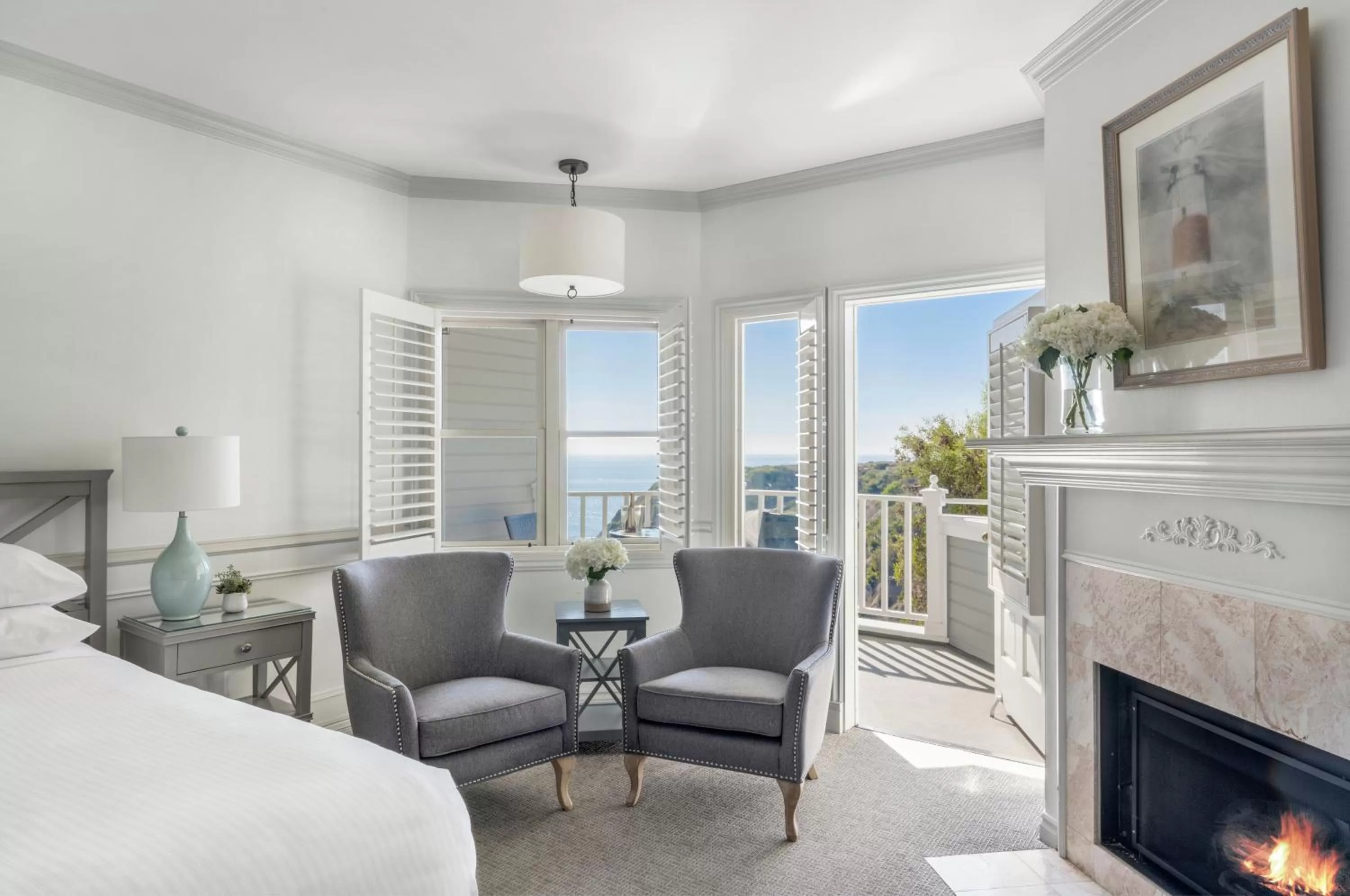 Seating area, Bed in Blue Lantern Inn, A Four Sisters Inn