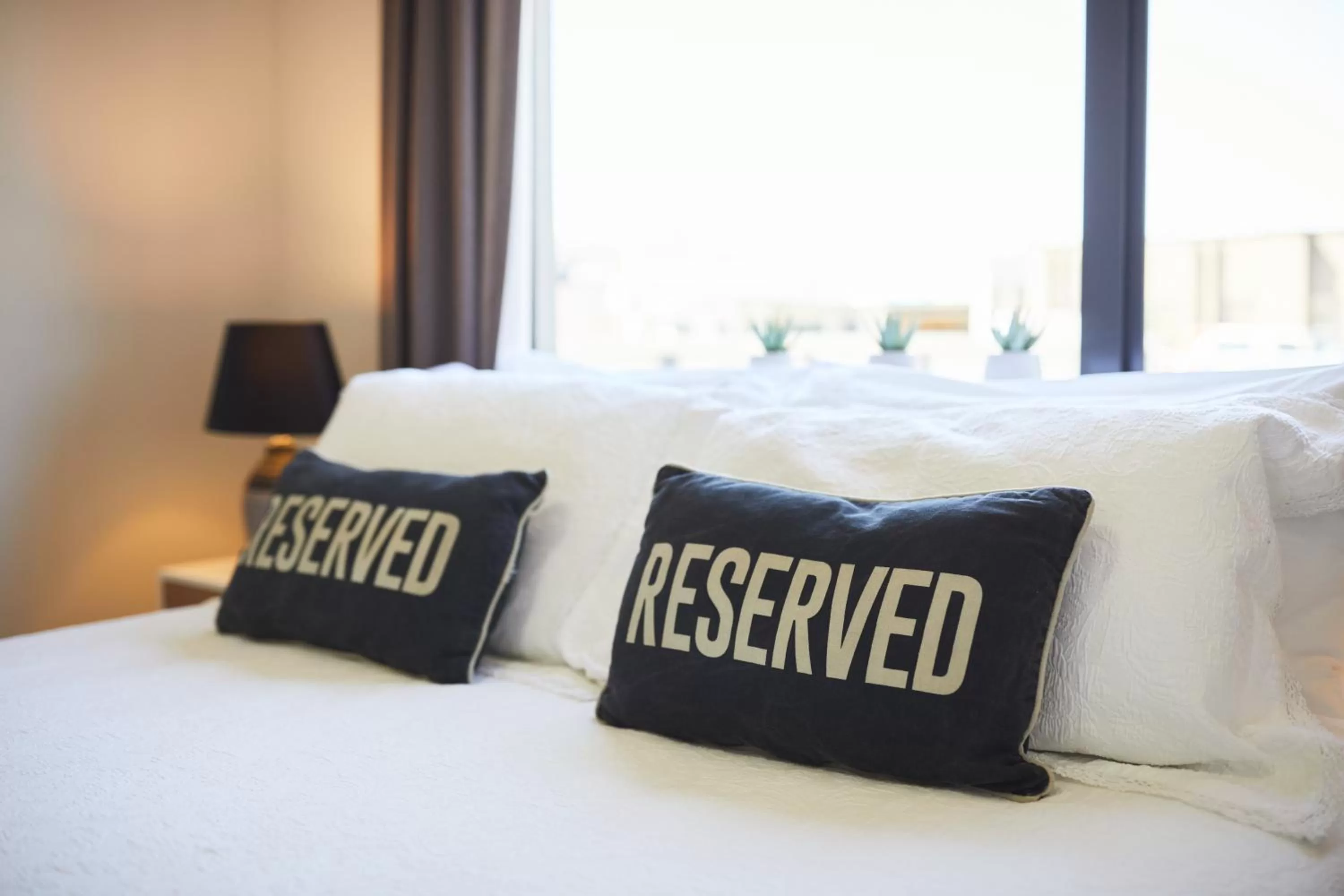 Bed in Blenheim Palms Motel