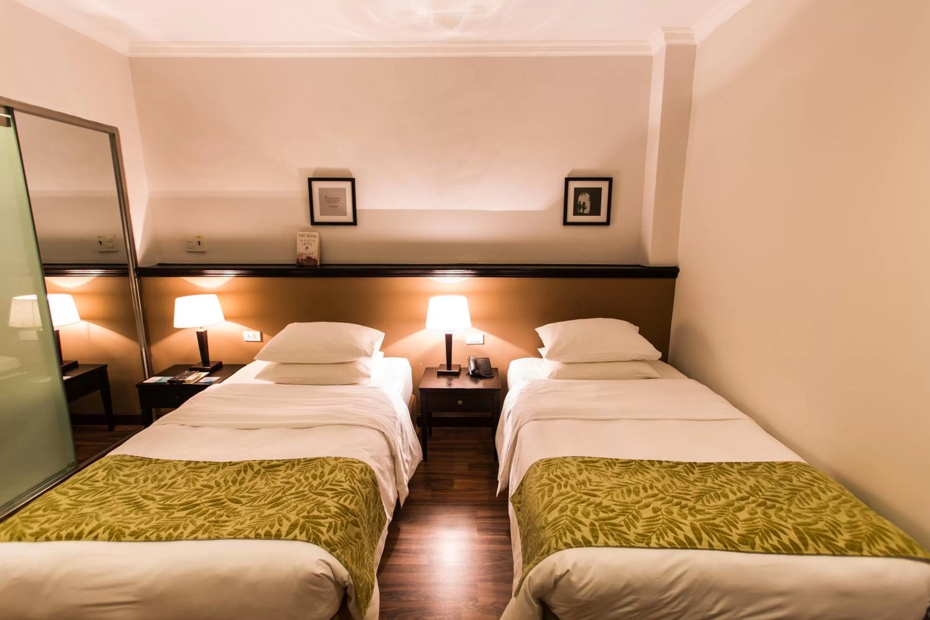 Bed in The Alcove Library Hotel