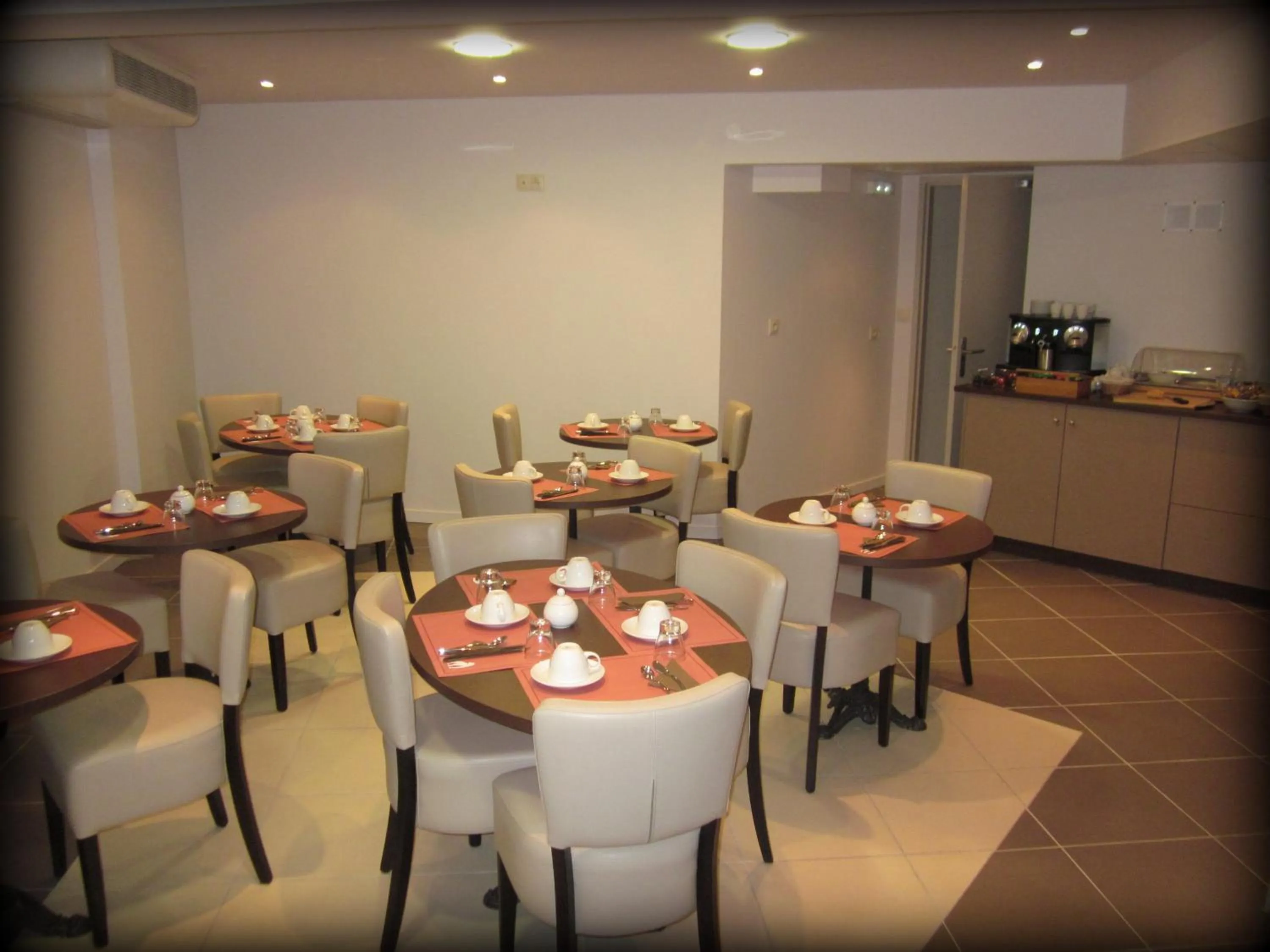 Restaurant/places to eat in Hôtel Ours Blanc - Wilson