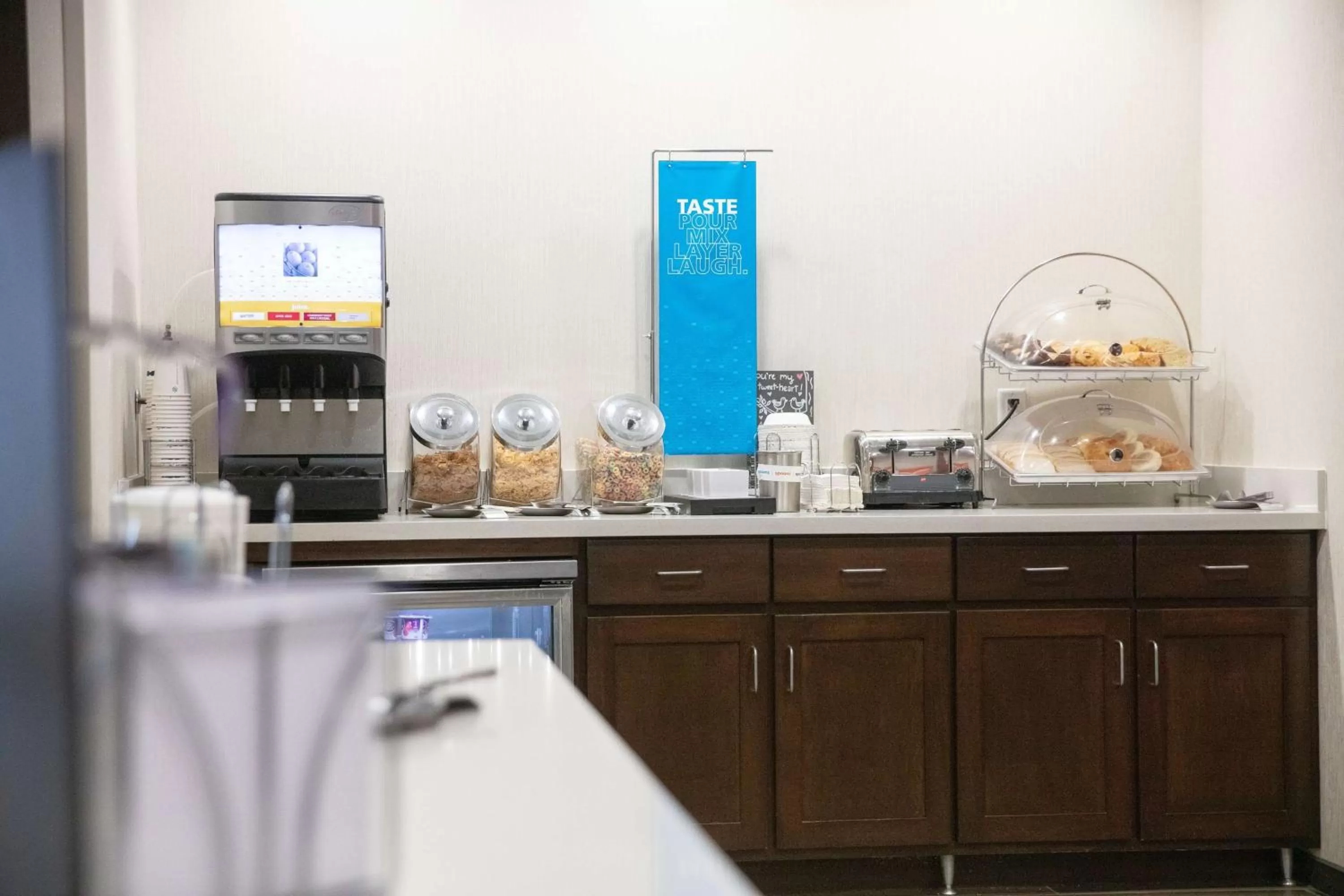 Dining area in Hampton Inn Toledo Oregon