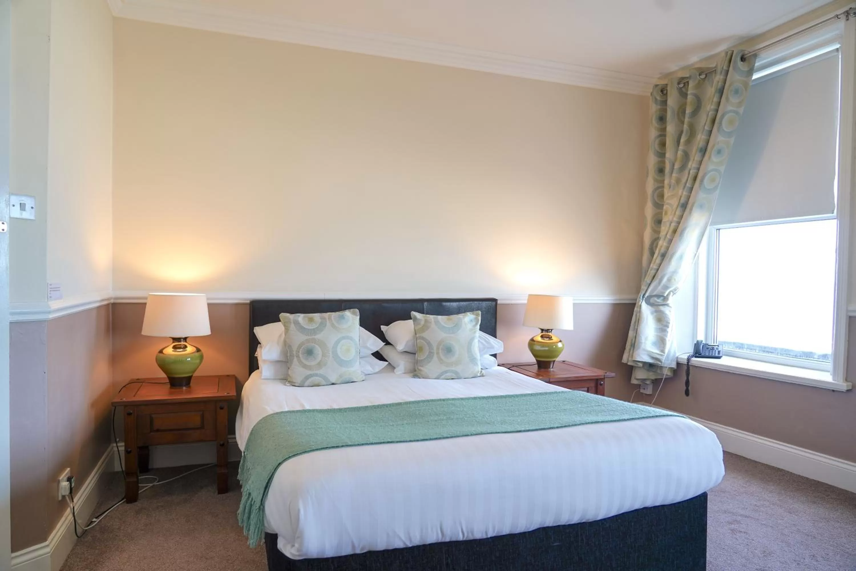 Photo of the whole room, Bed in The Royal Hotel