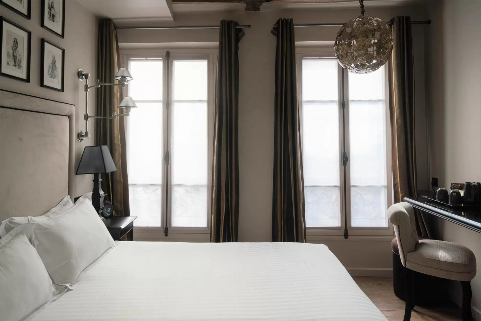 Bed in Hotel Saint-Louis en L'Isle - Notre-Dame