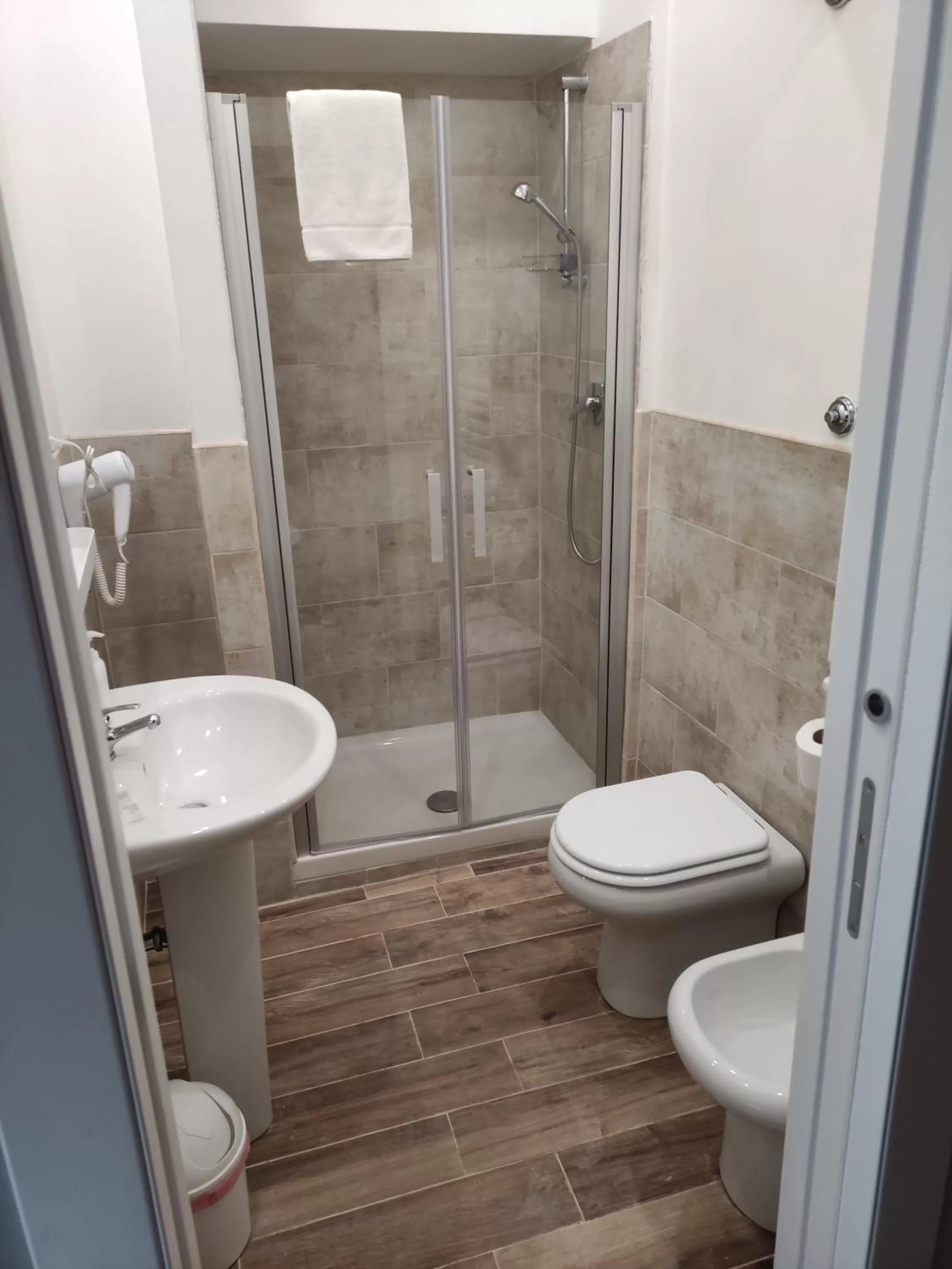 Shower in Hotel Big Bang