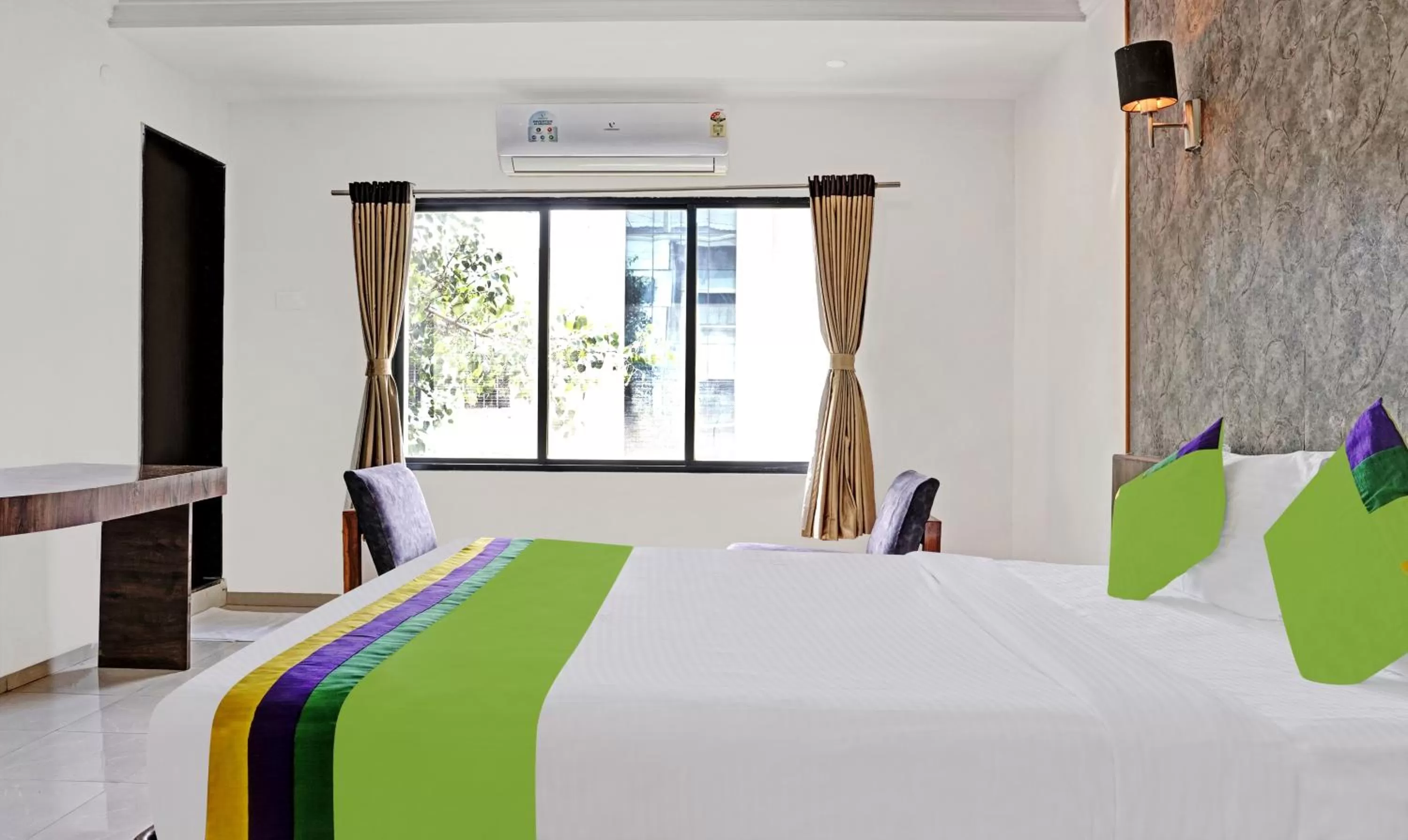 Bedroom, Bed in Treebo Varsha Palace