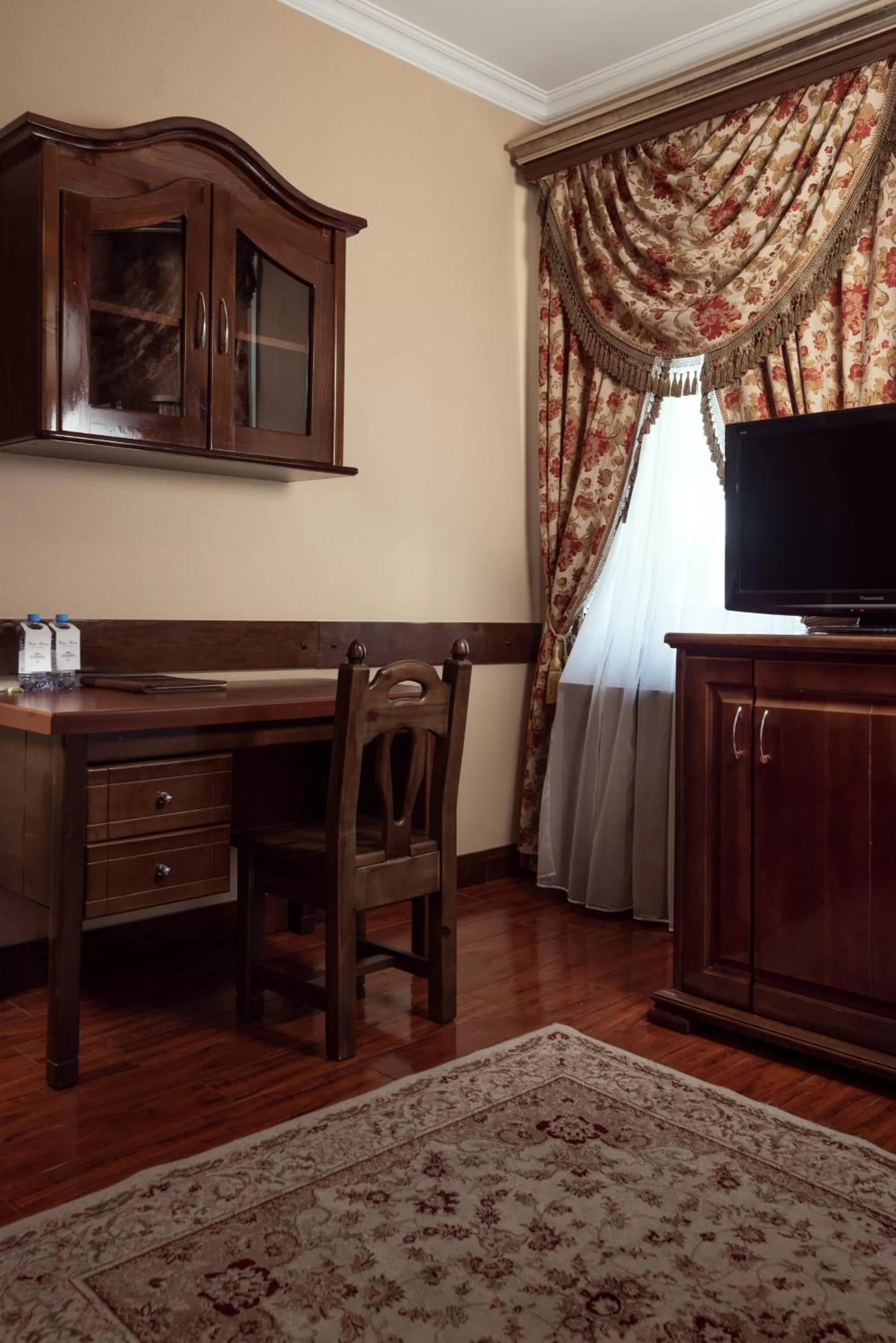 Seating area, TV/Entertainment Center in Boutique Hotel Traditional