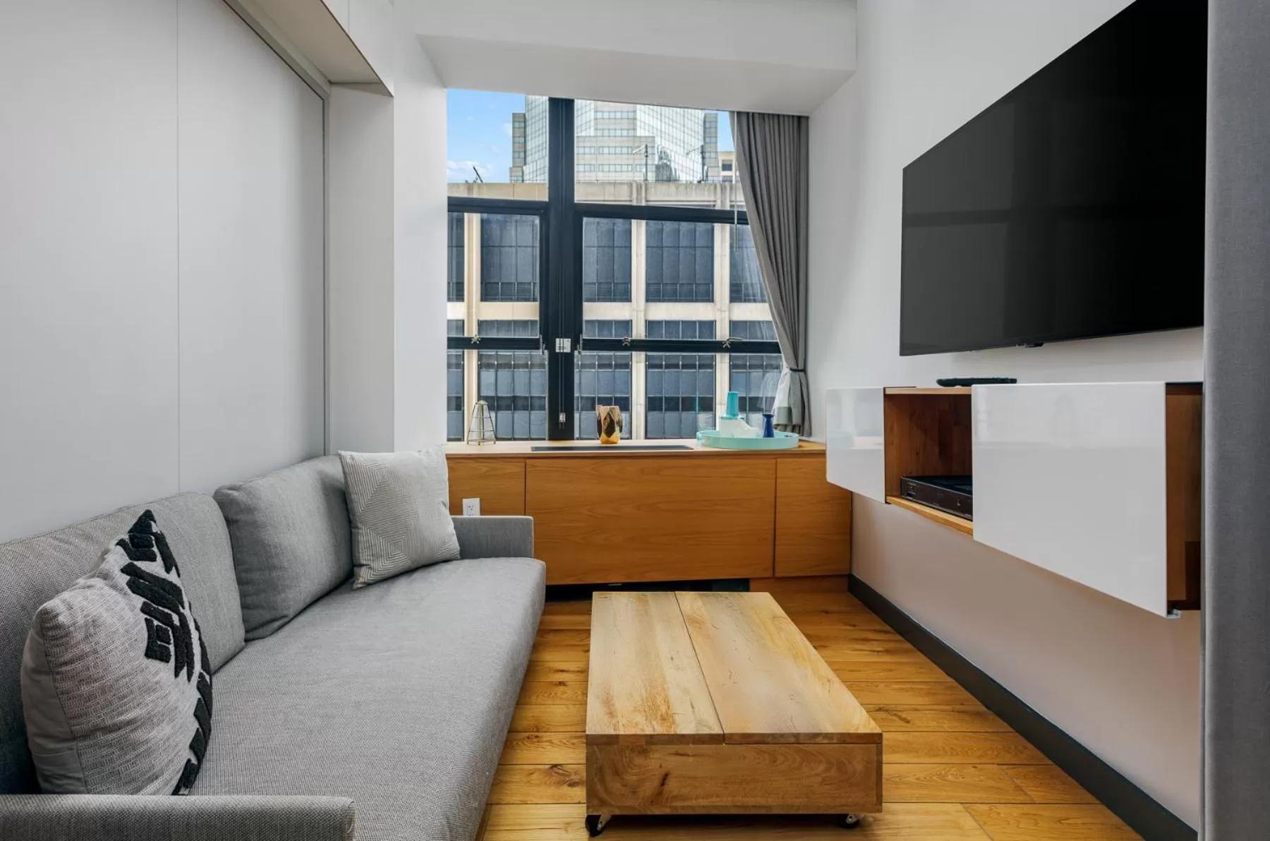 TV and multimedia in Placemakr Wall Street