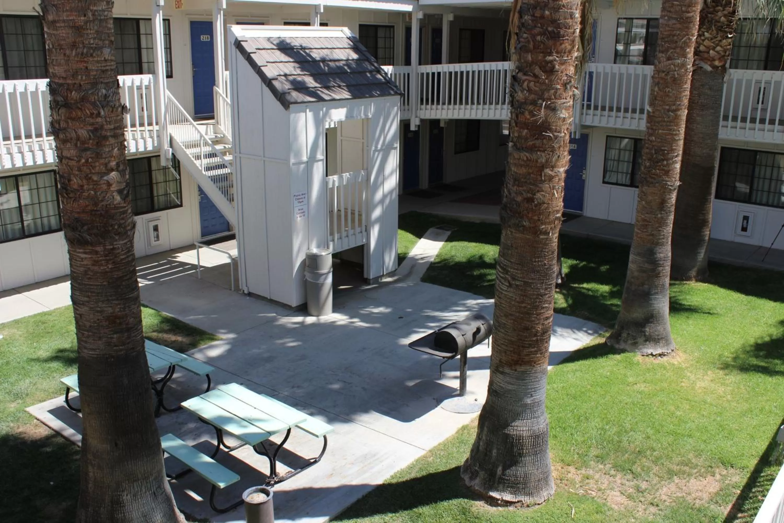 Property building in Motel 6-Coalinga, CA - East