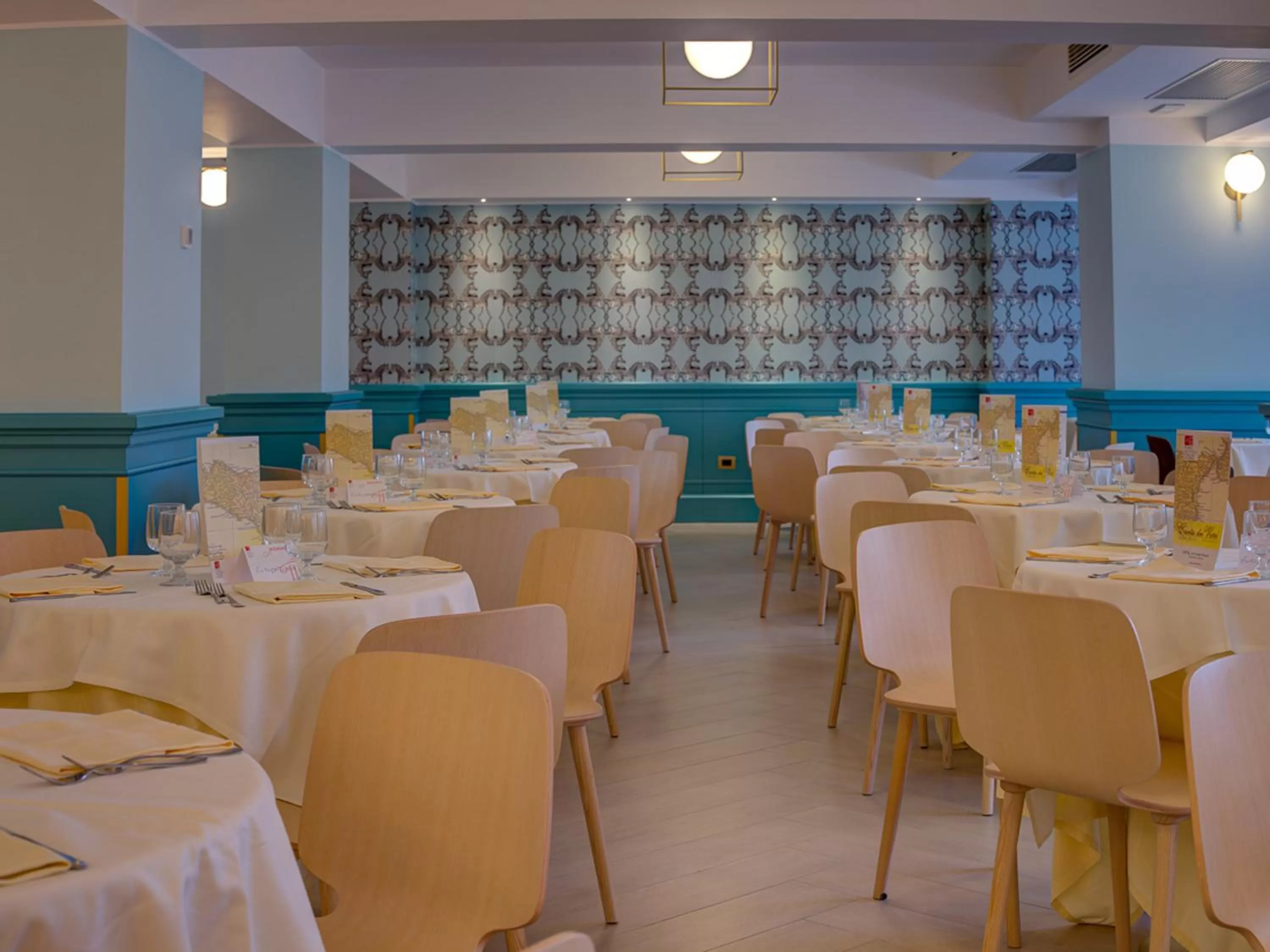 Restaurant/places to eat in Hotel Antares