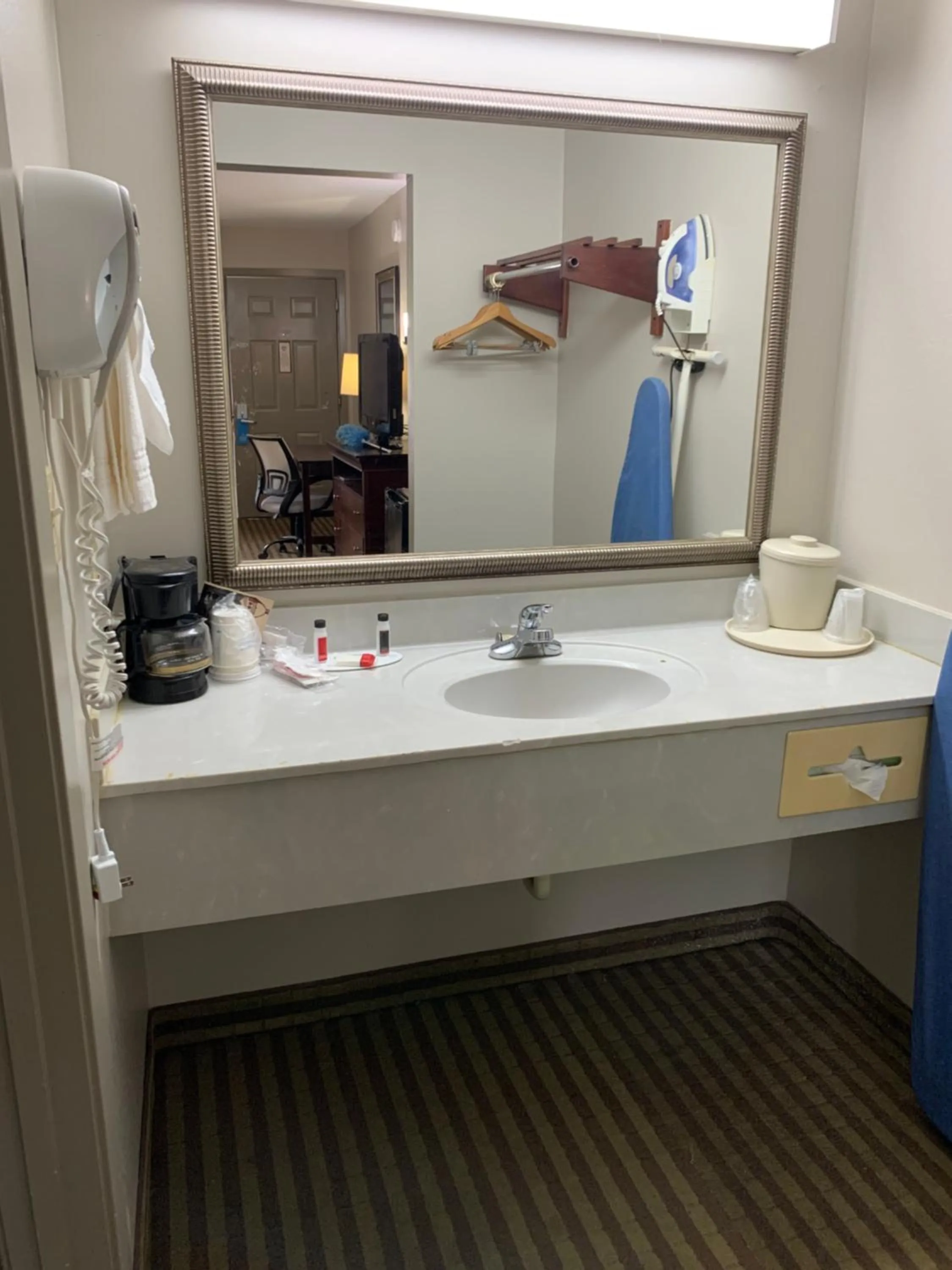 Coffee/tea facilities in Days Inn by Wyndham Ocean Springs