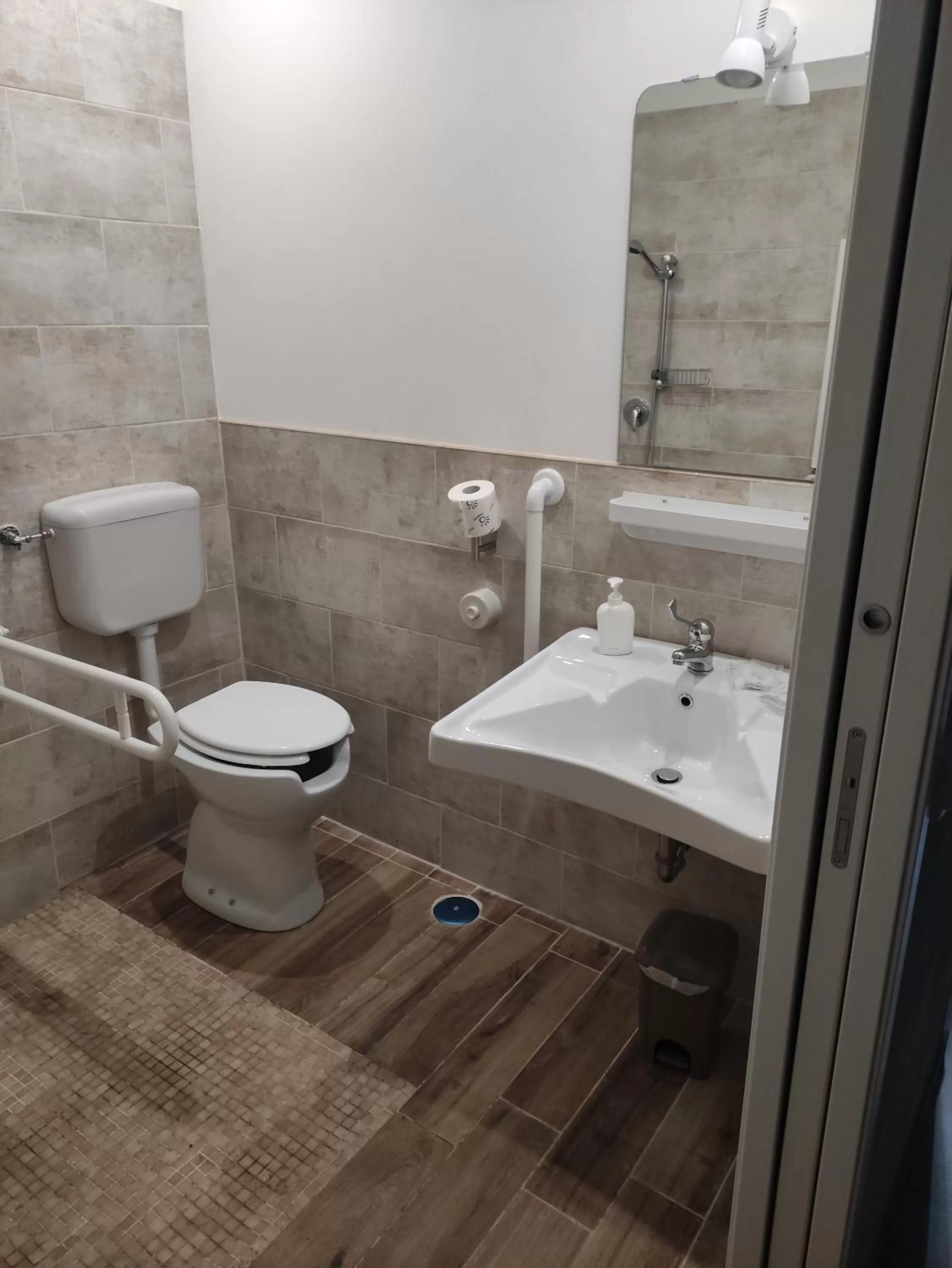 Shower in Hotel Big Bang