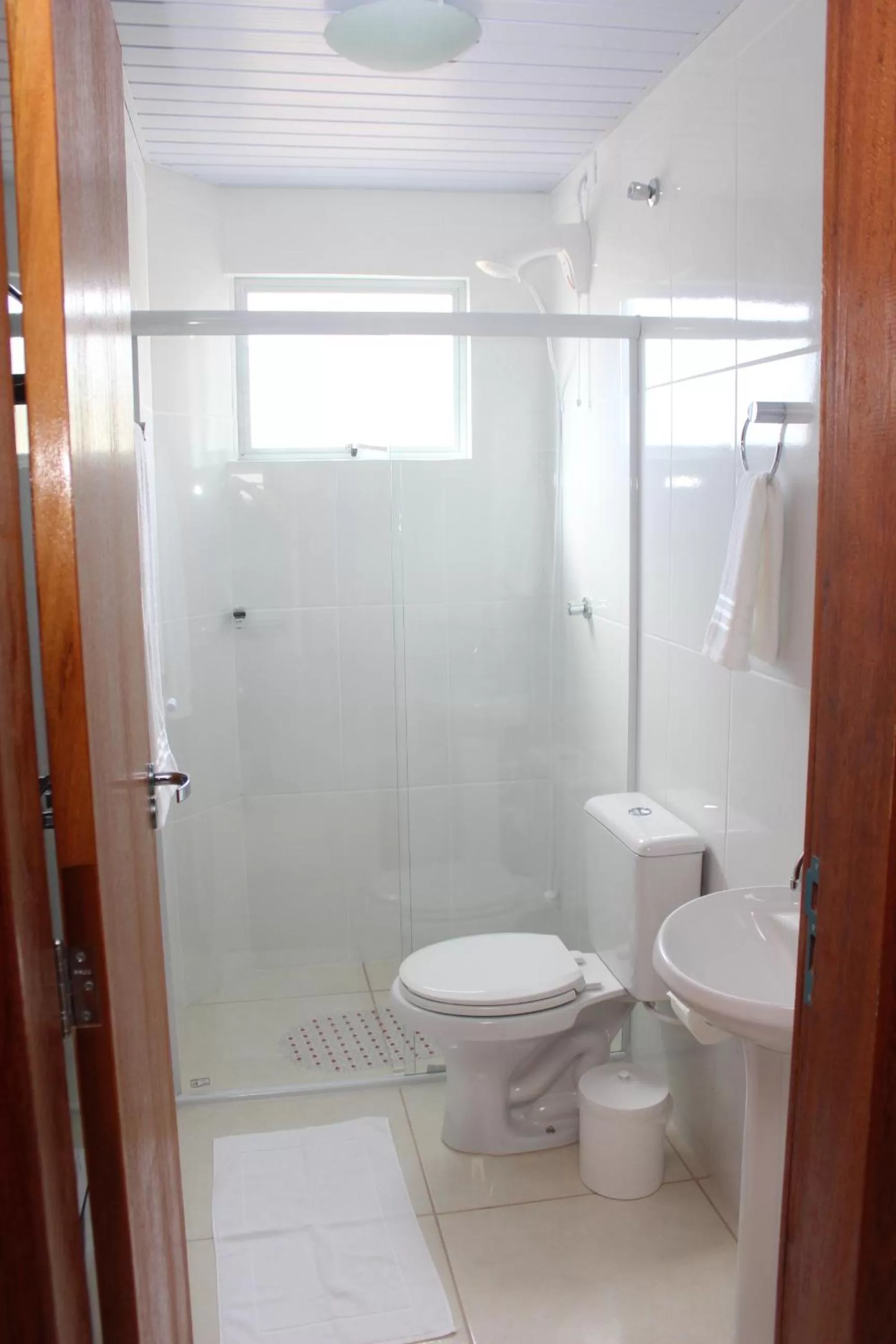 Shower, Bathroom in Pousada Gomes