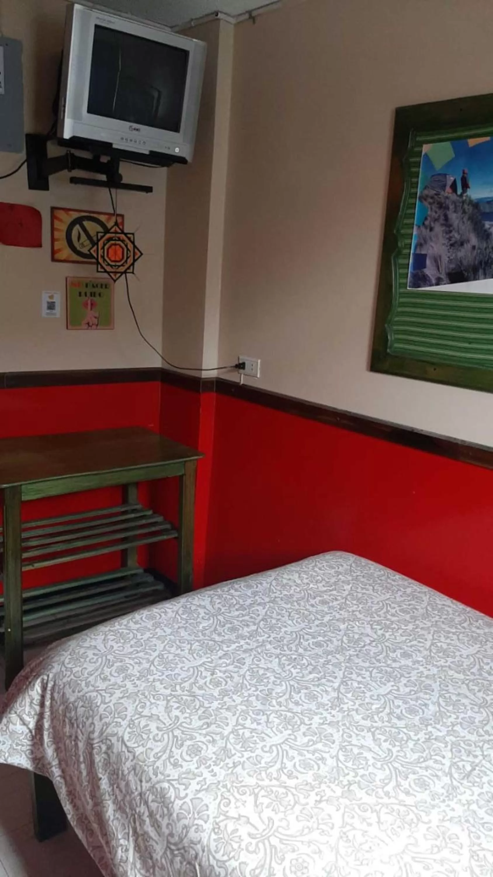 Photo of the whole room, Bed in Flying Donkey