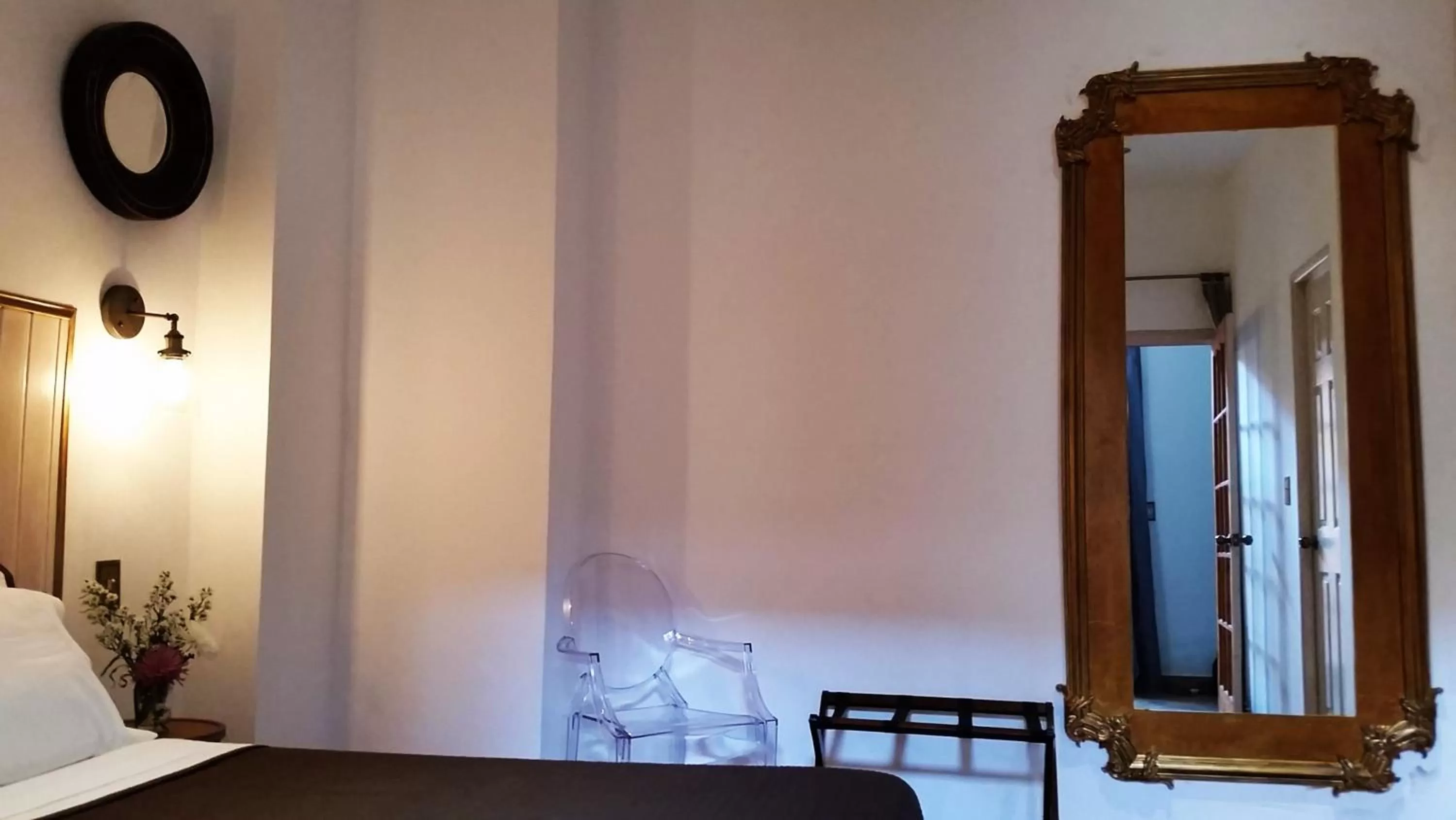 Seating area, Bed in La Isabela Suites