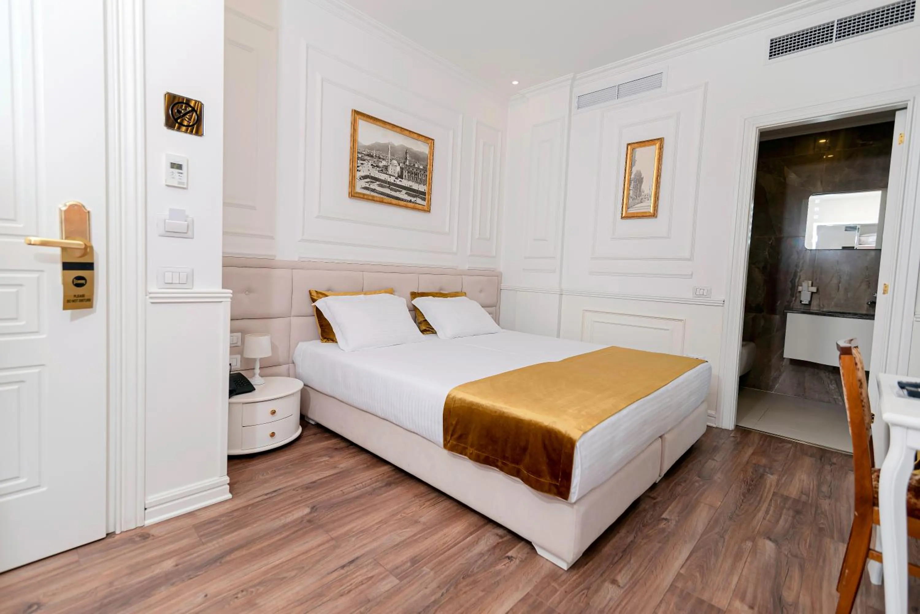 Day, Bed in Eler Hotel