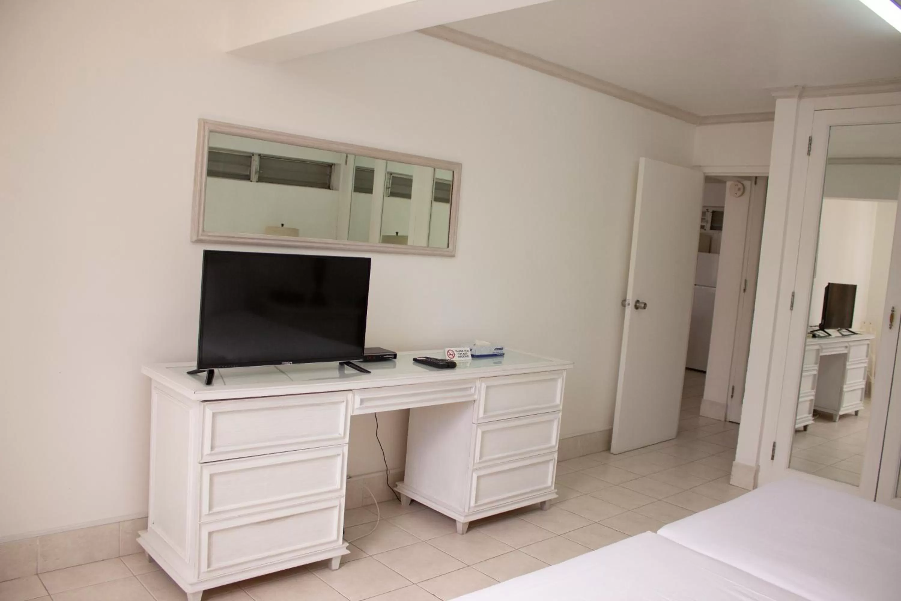 Photo of the whole room, Bed in Pirate's Inn