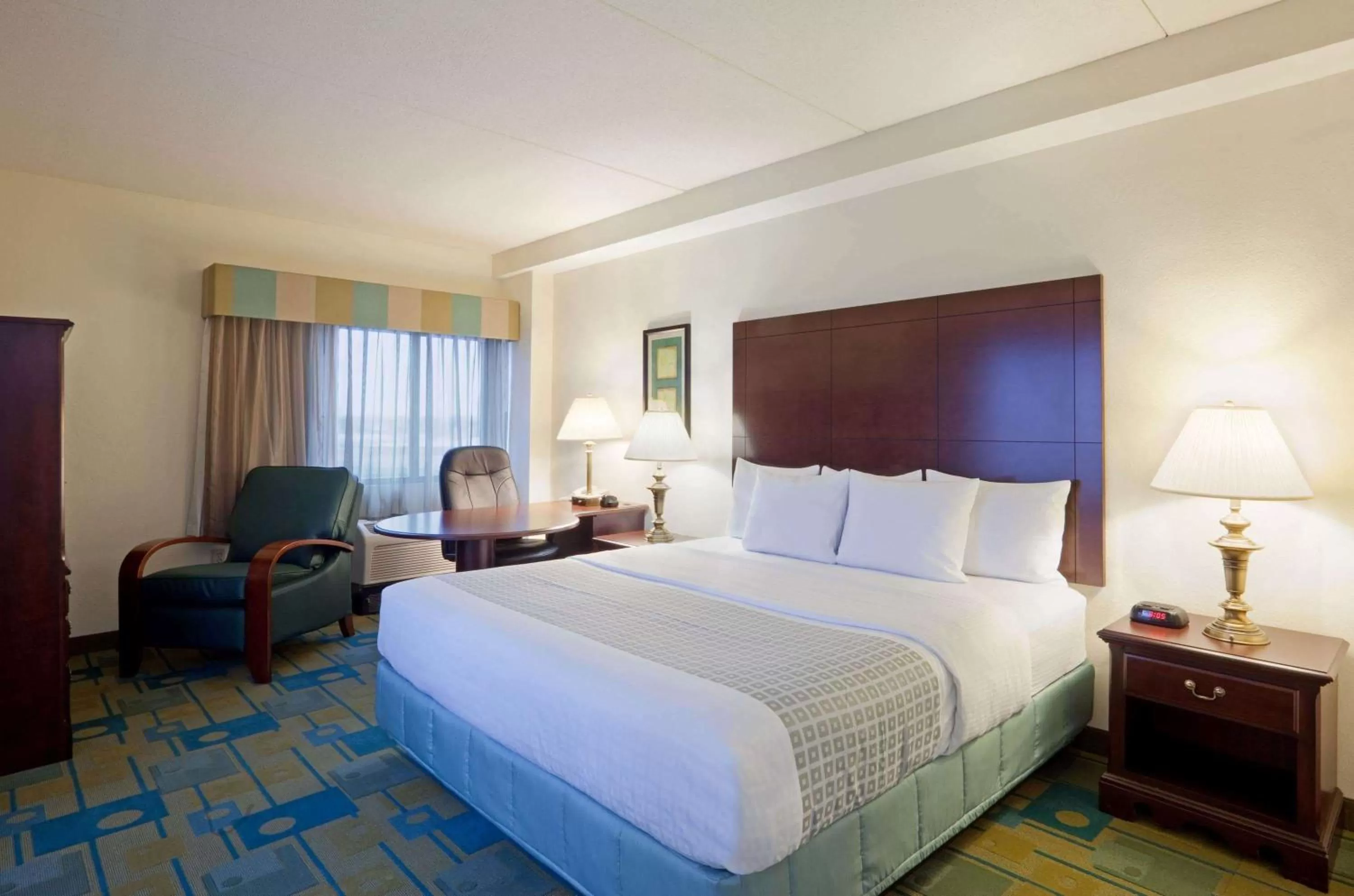 Photo of the whole room, Bed in La Quinta by Wyndham Boston Somerville