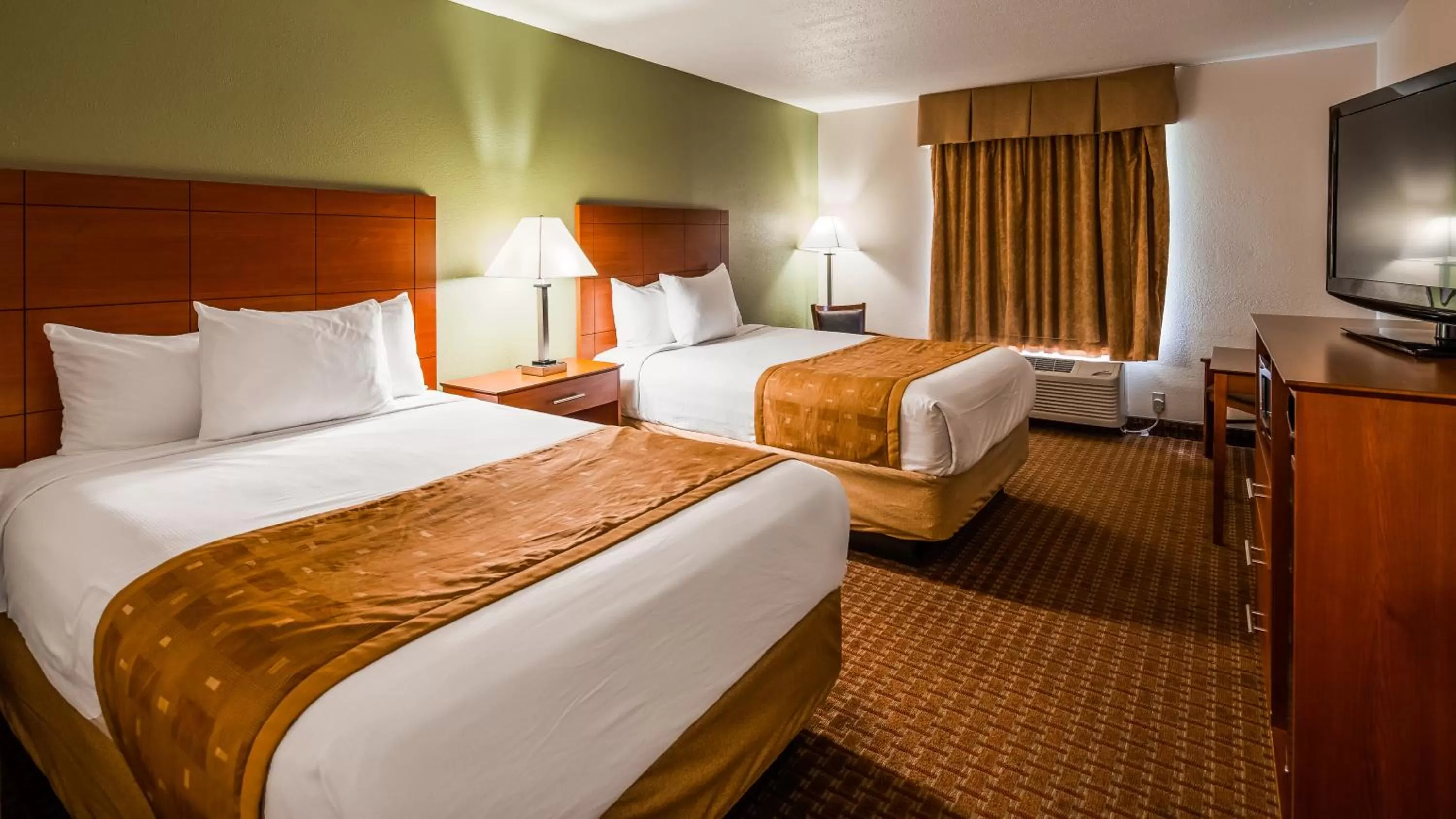 Bed in SureStay Plus Hotel by Best Western Wytheville