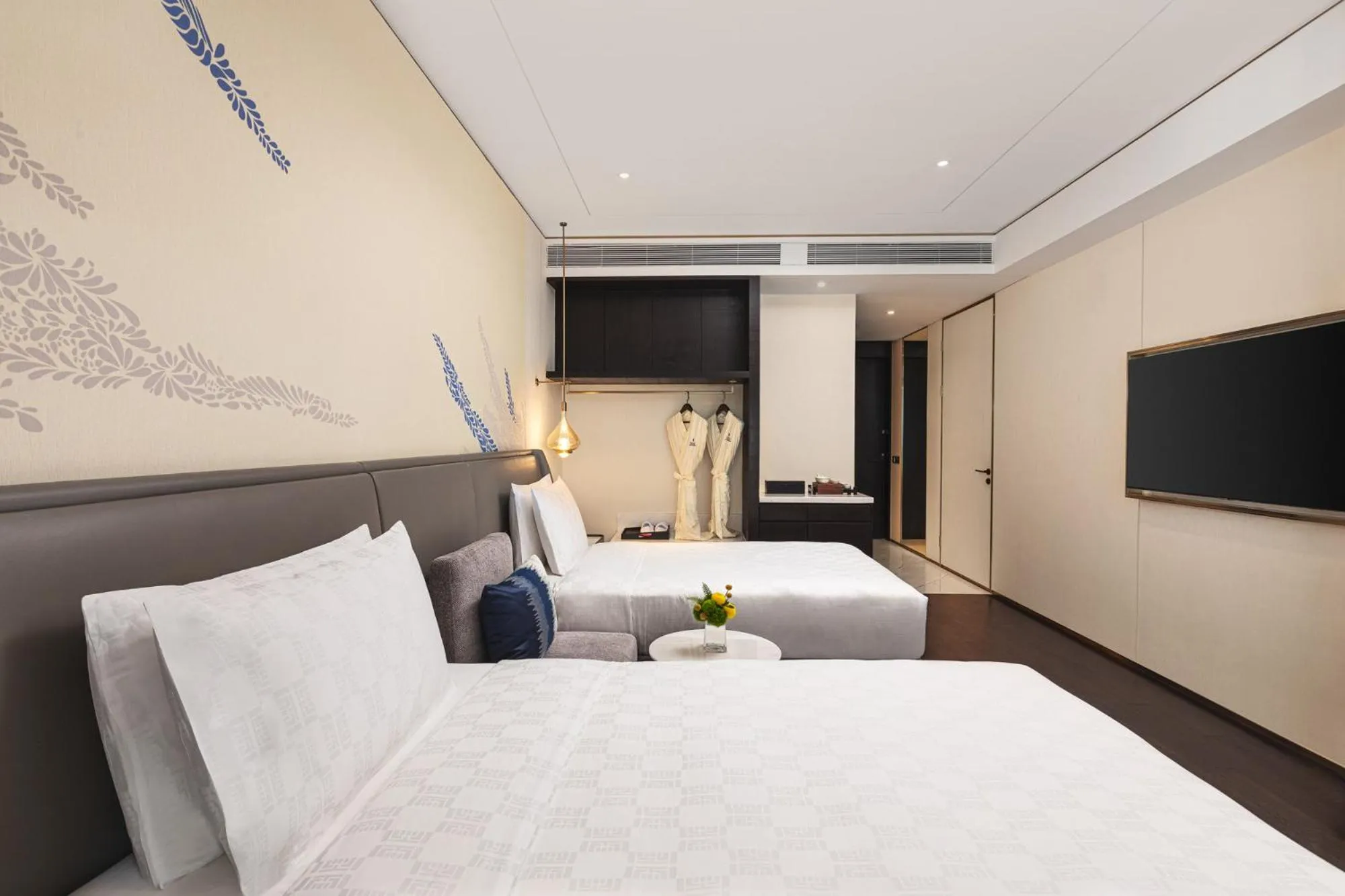 Bed in HUALUXE Shanghai Changfeng Park - Park Lake View