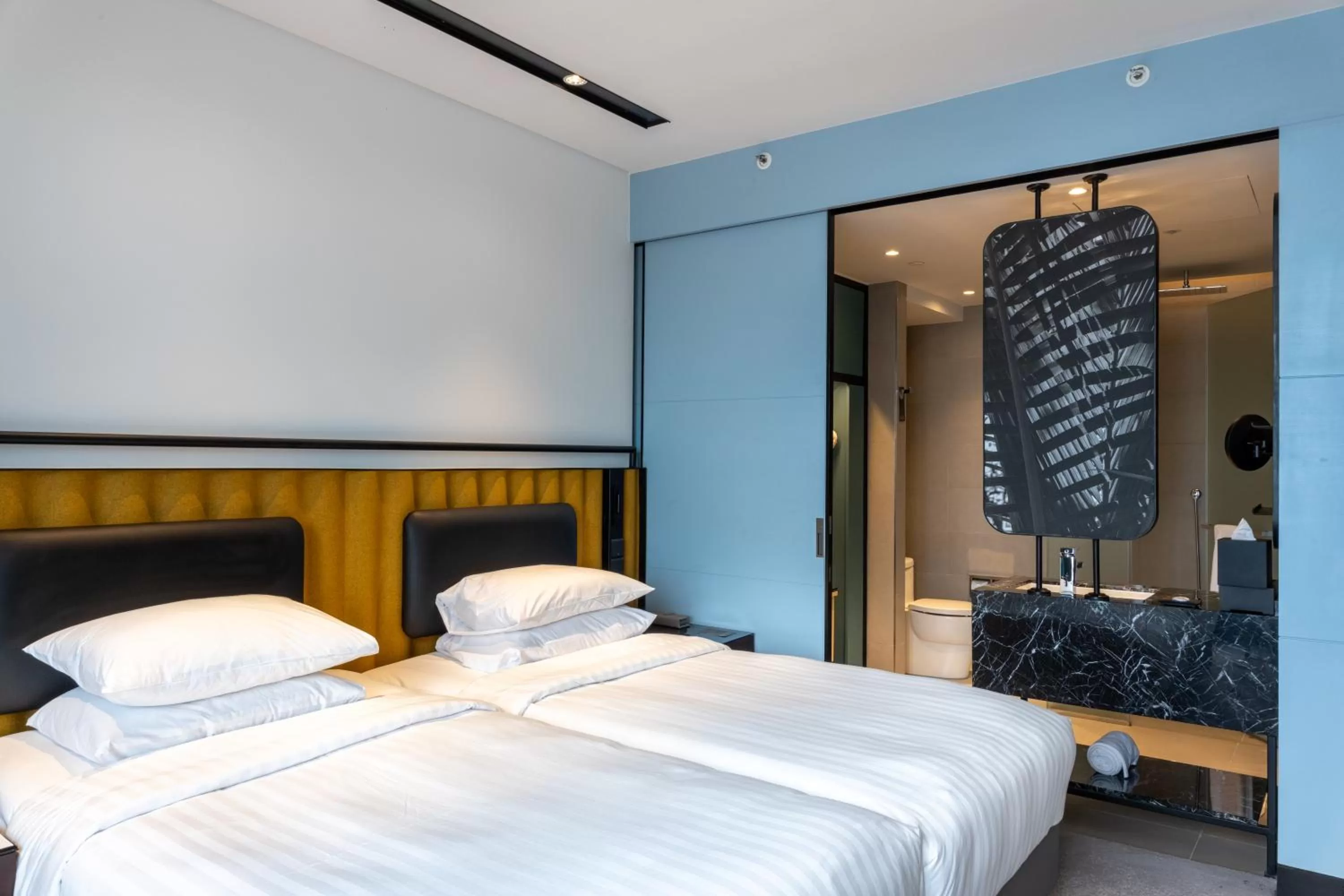 Bathroom, Bed in Courtyard by Marriott Colombo