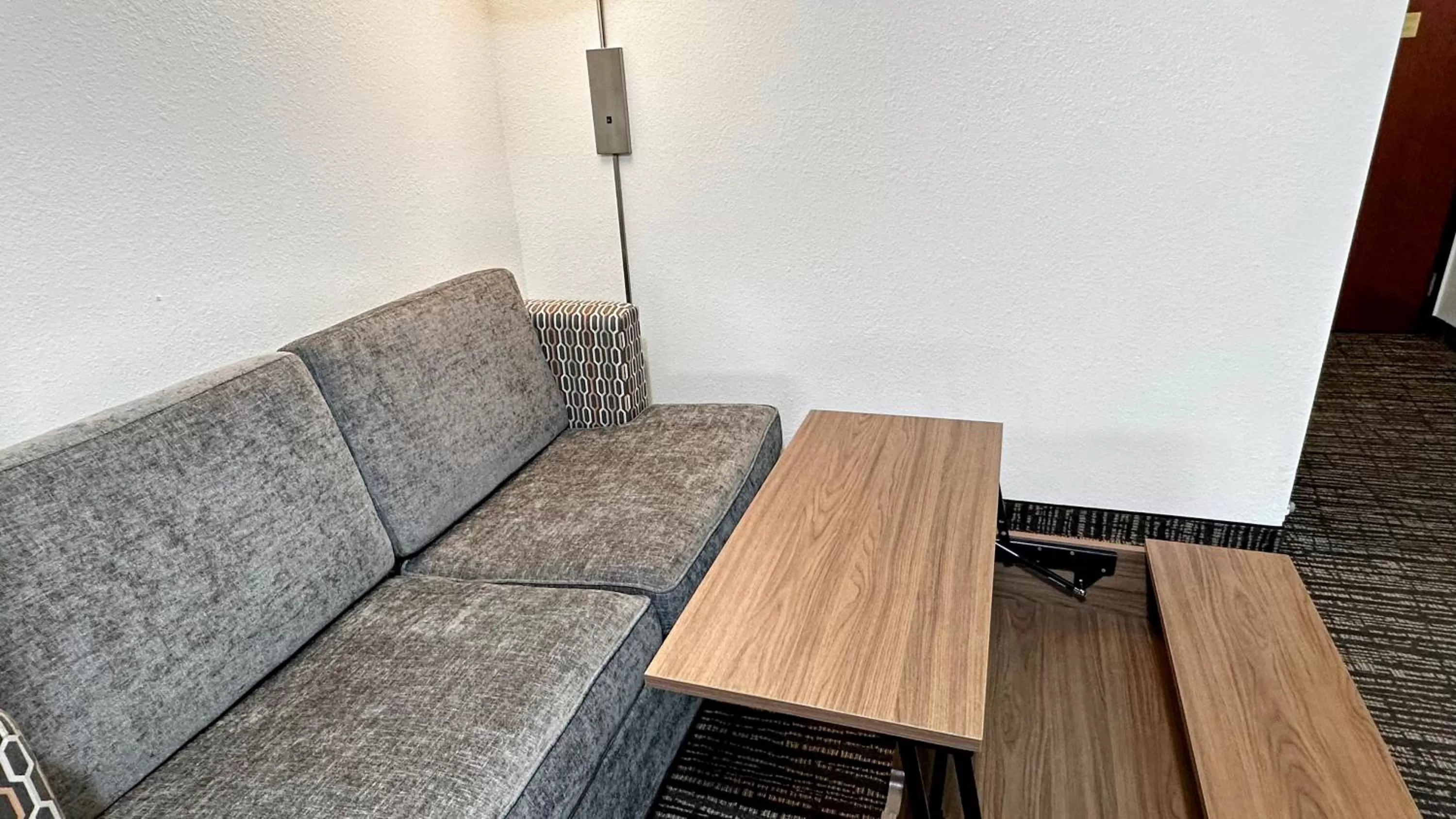 Seating area in Estherville Hotel & Suites