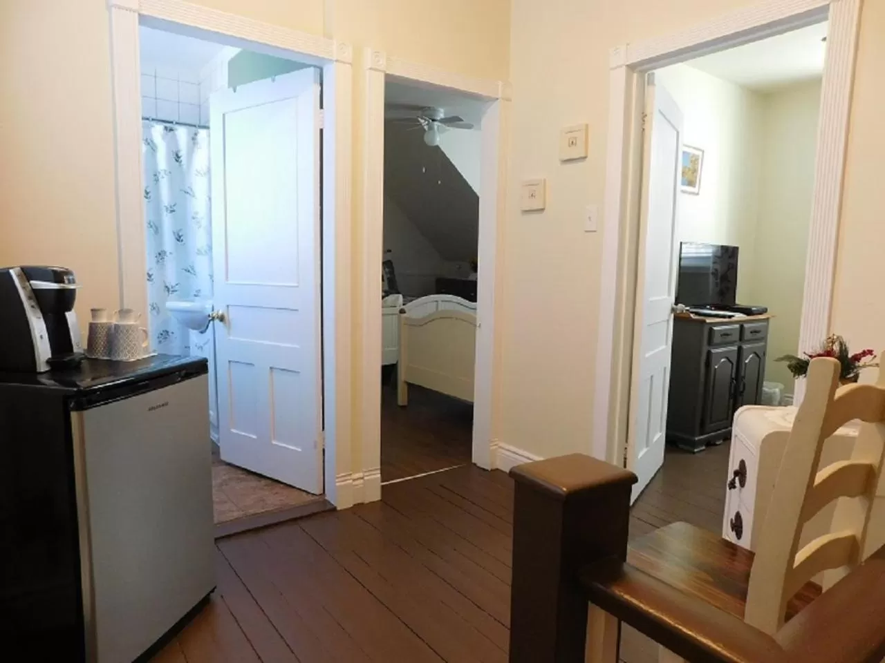 Photo of the whole room in Au Coeur De Magog