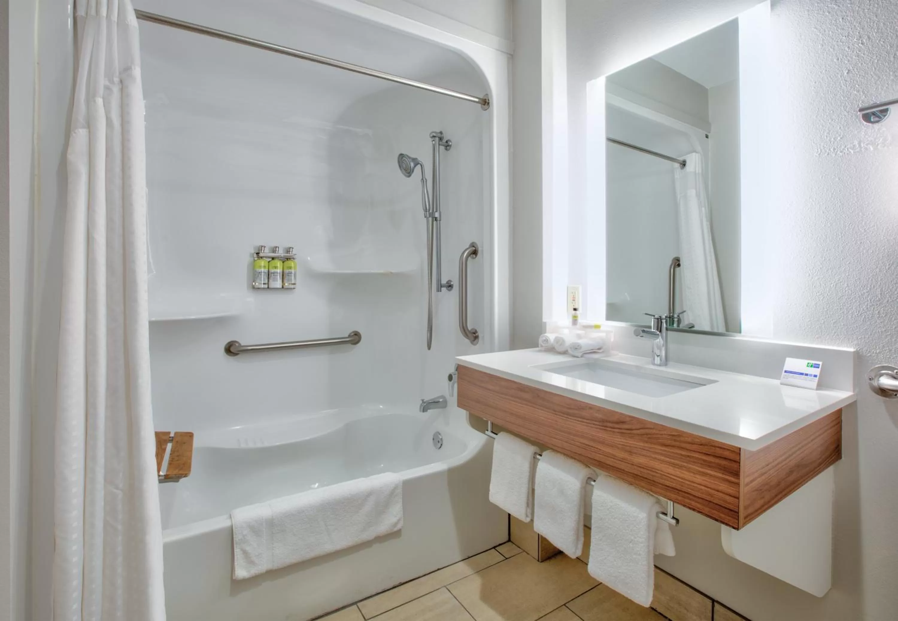 Queen Room with Wheelchair Access - Non-Smoking in Holiday Inn Express - Hope, an IHG Hotel