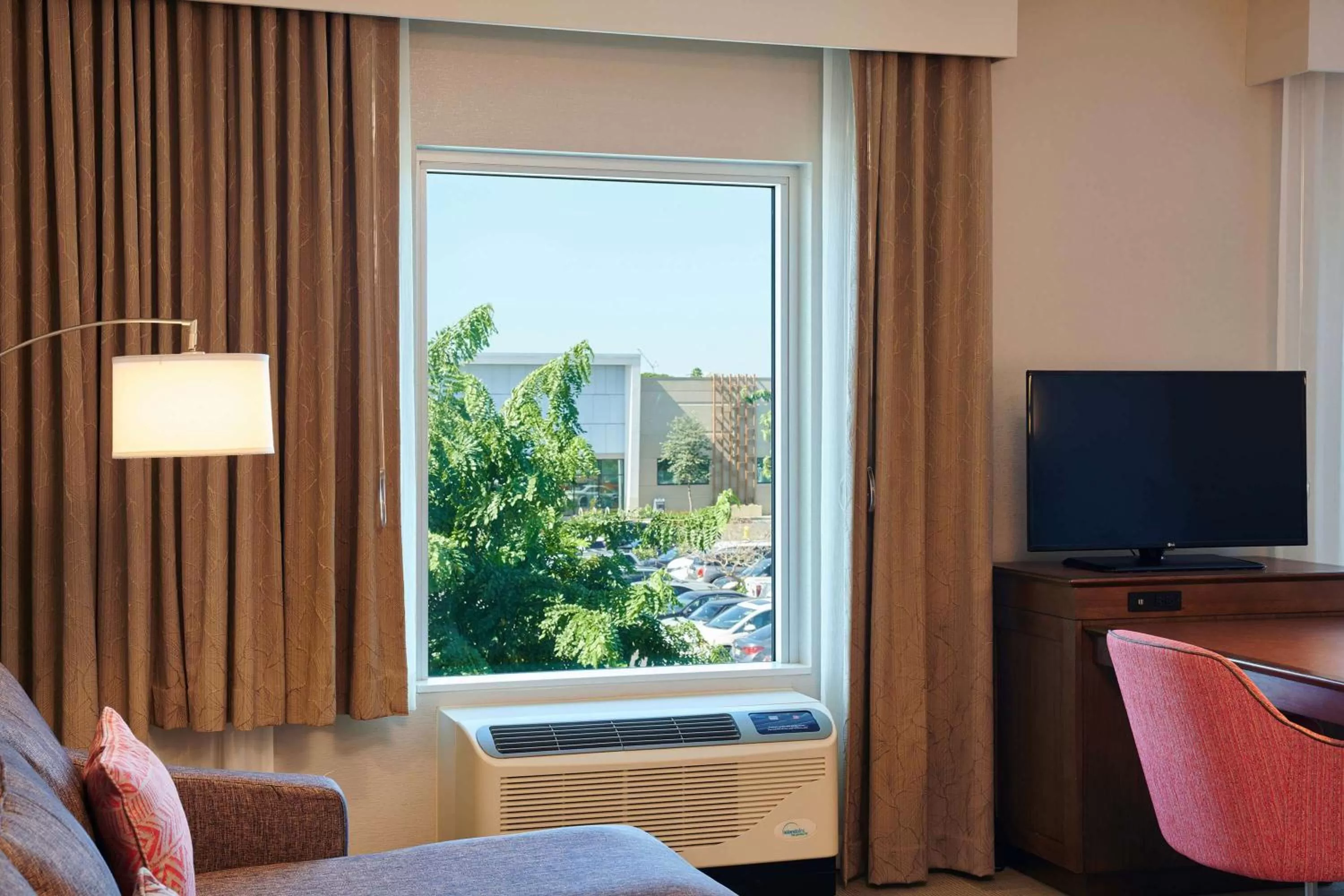 TV and multimedia in Hampton Inn & Suites Oahu Kapolei - FREE Parking - No Resort Fee
