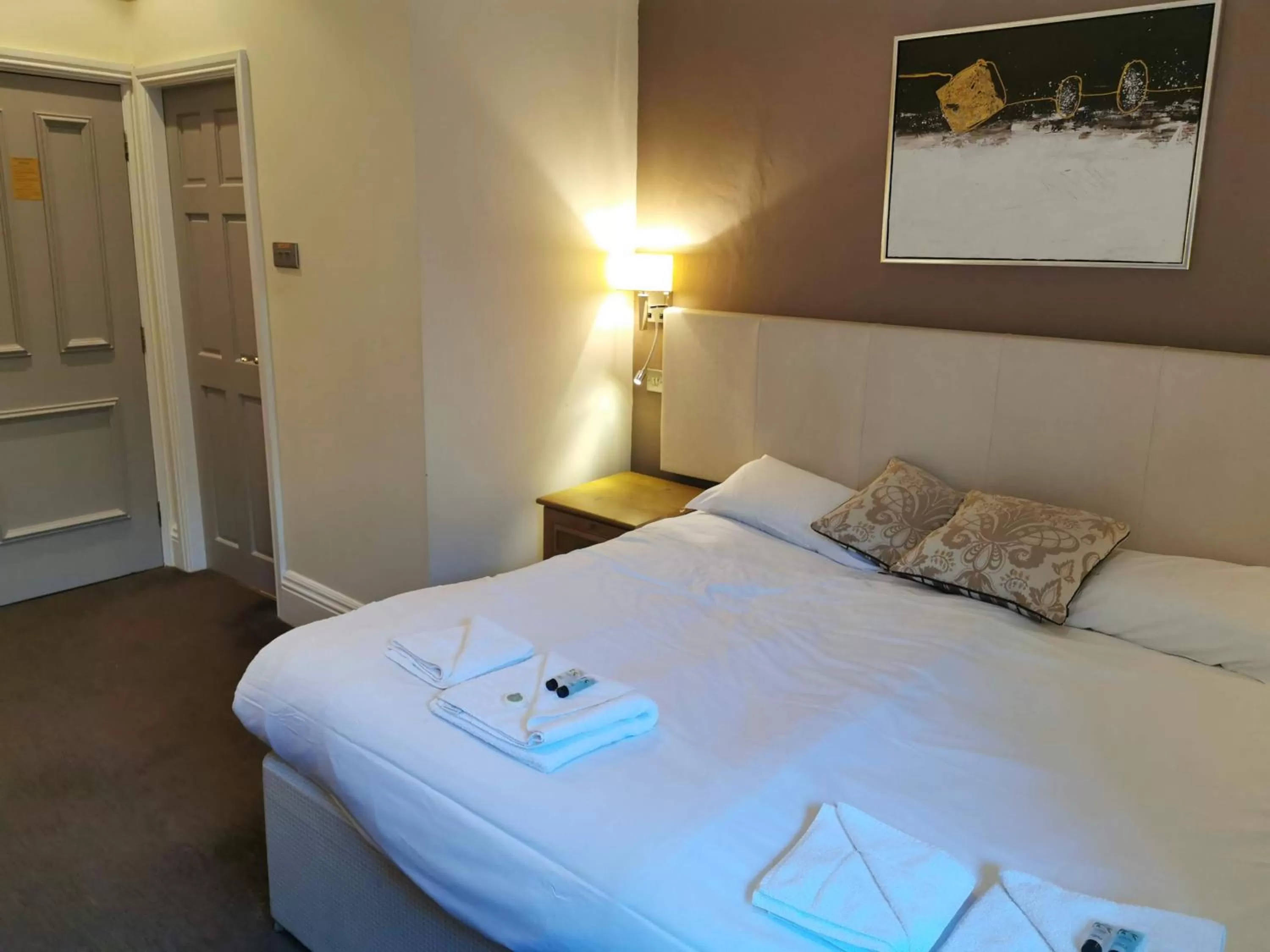 Bed in The Queens Hotel