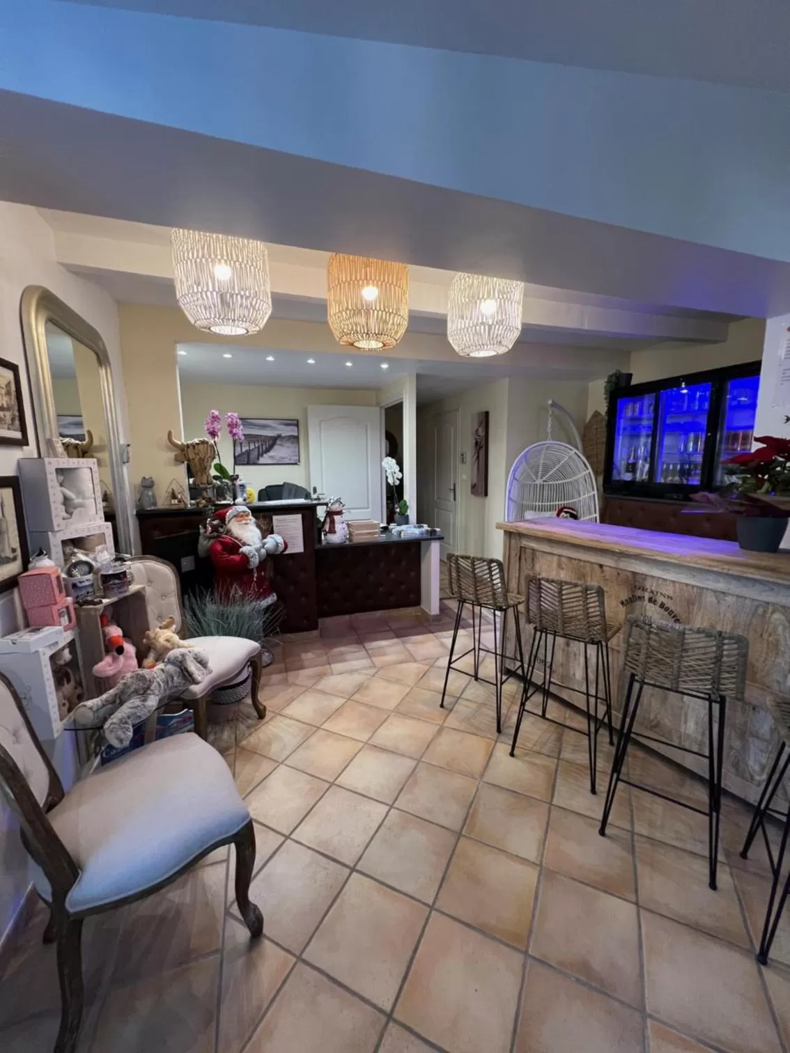 Lobby or reception in Hôtel Le Médiéval - Parking inclus & accueil vélo