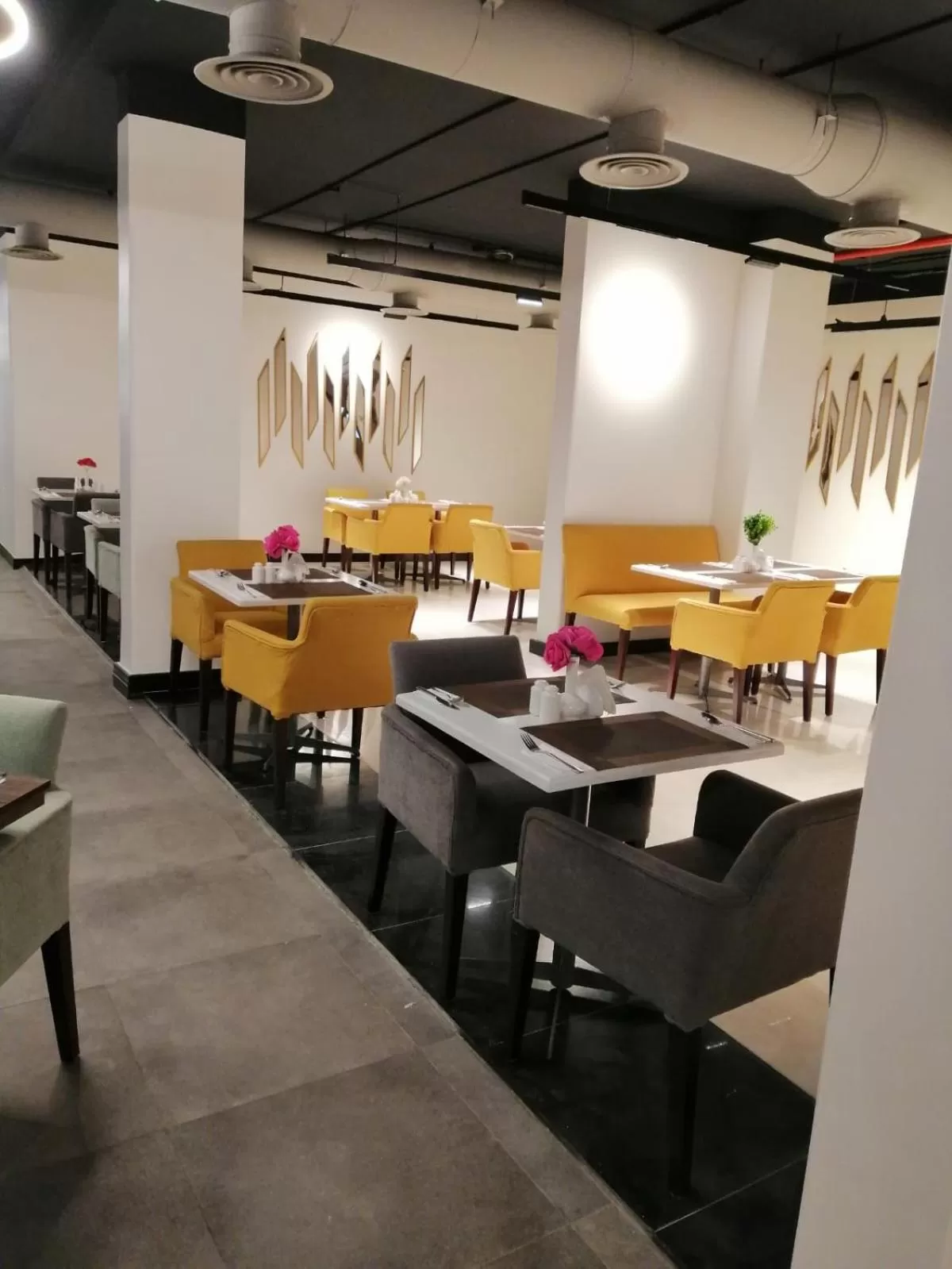 Restaurant/places to eat in Aquila Al Hamra Hotel