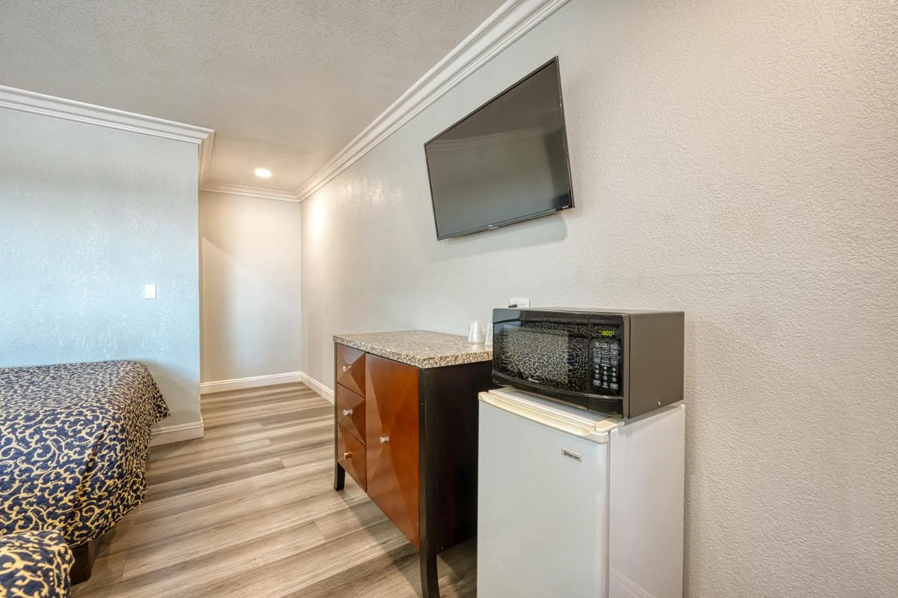 ERTH INN by AGA- Mojave