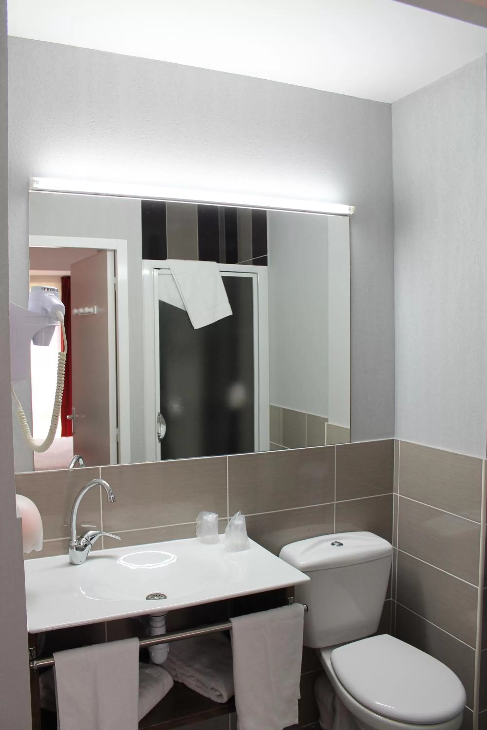 Bathroom in The Originals City, Hôtel Albizia, Sarlat-la-Canéda