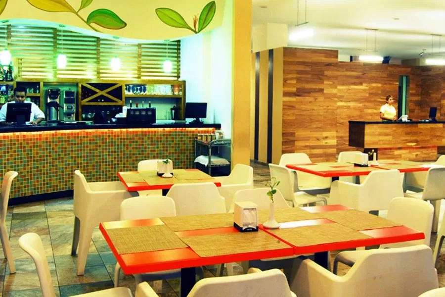 Restaurant/Places to Eat in Hotel Andiroba Palace