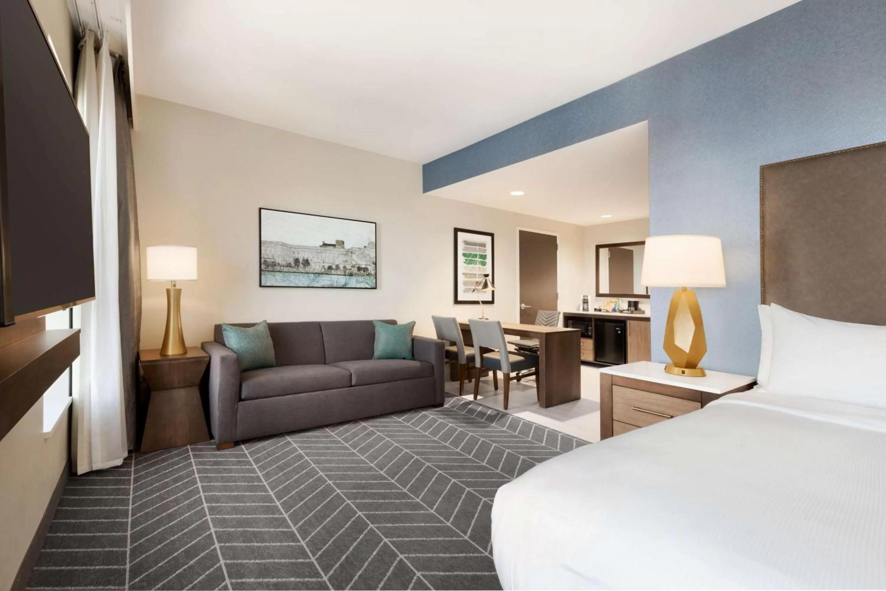 Living room, Bed in Embassy Suites By Hilton Wilmington Riverfront