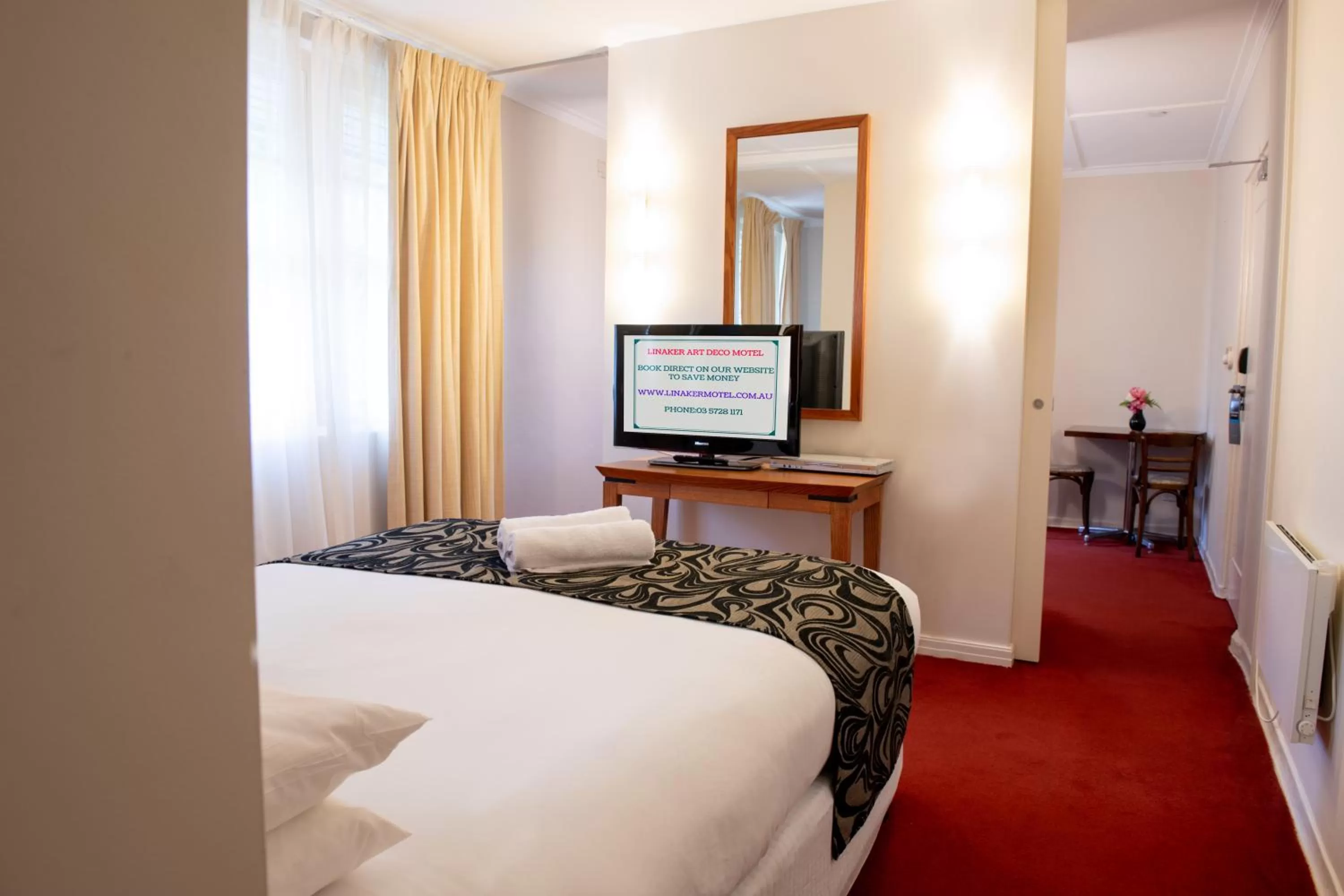 TV and multimedia, Bed in Linaker Art Deco Motel