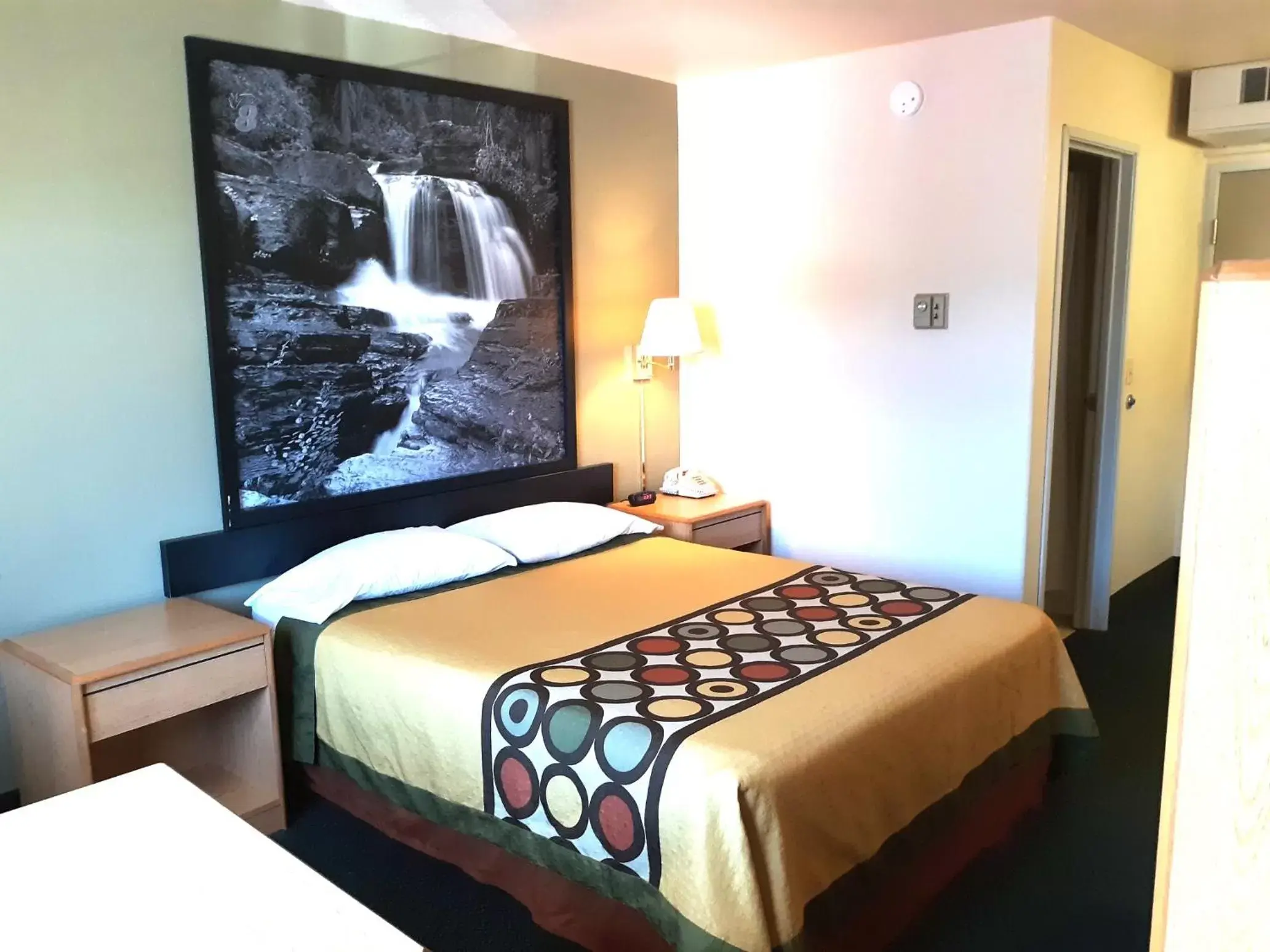 Queen Room with Bath Tub - Mobility Accessible/Non-Smoking in Super 8 by Wyndham Hamilton Queen Room with Bath Tub - Mobility Accessible/Non-Smoking in Super 8 by Wyndham Hamilton