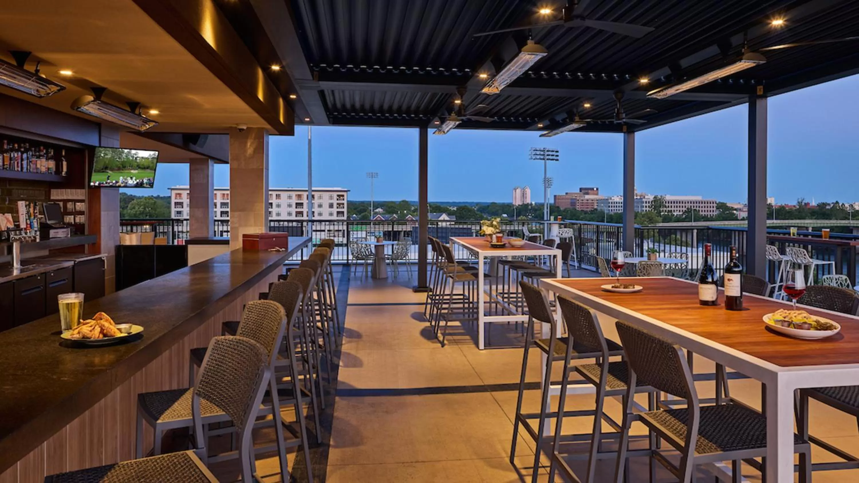 Lounge or bar in Crowne Plaza North Augusta, by IHG
