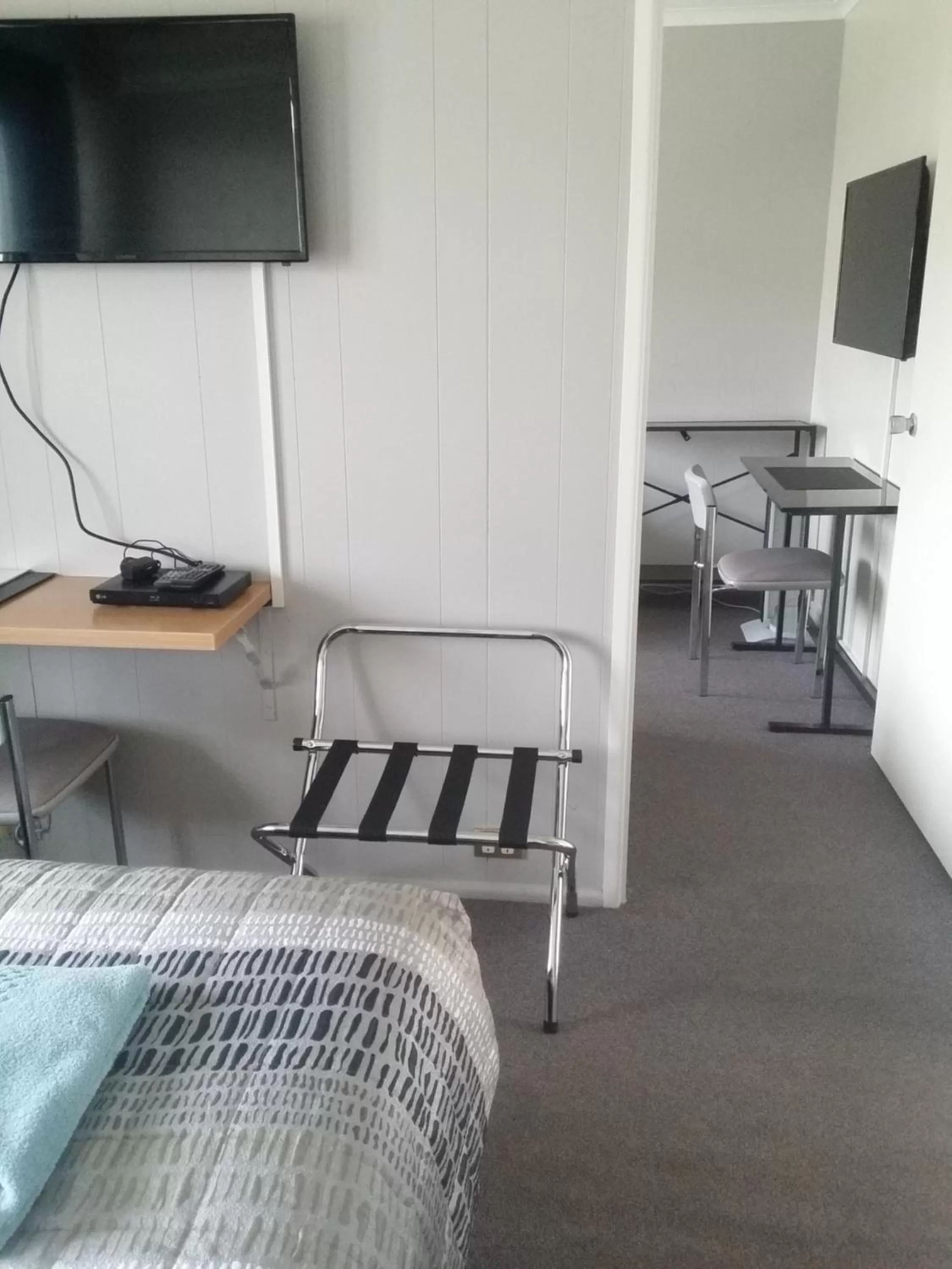 Photo of the whole room, Bed in White Manor Motel