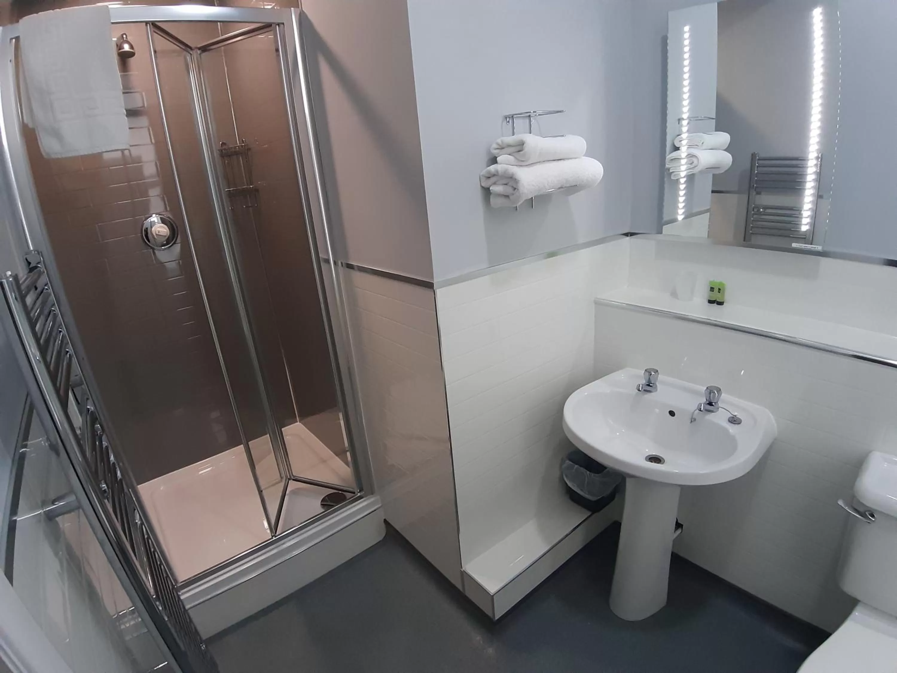 Shower in Hanover Hotel & McCartney's Bar