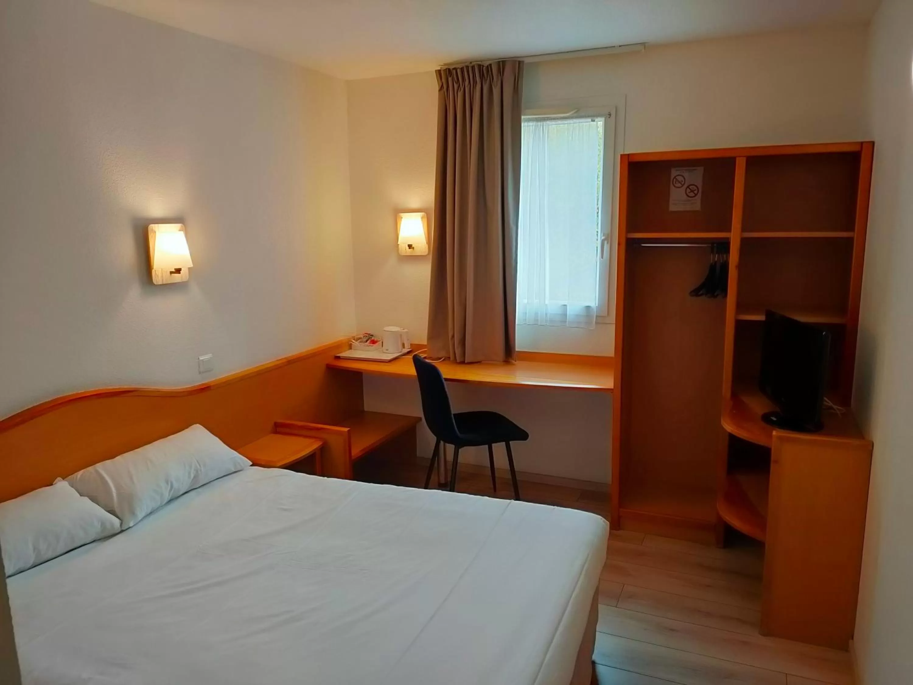 Photo of the whole room, Bed in BRIT HOTEL Essentiel CAHORS Nord